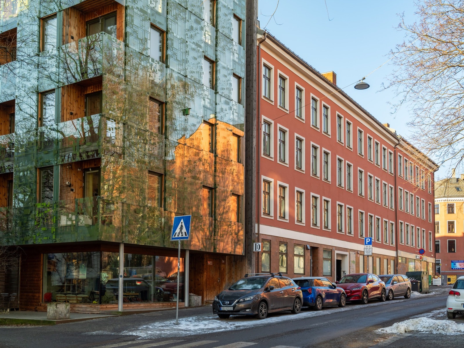 Det er inngang fra Dælenenggata. Fasaden ble pusset opp av borettslaget i 2024 (det røde bygget). Galleribilde