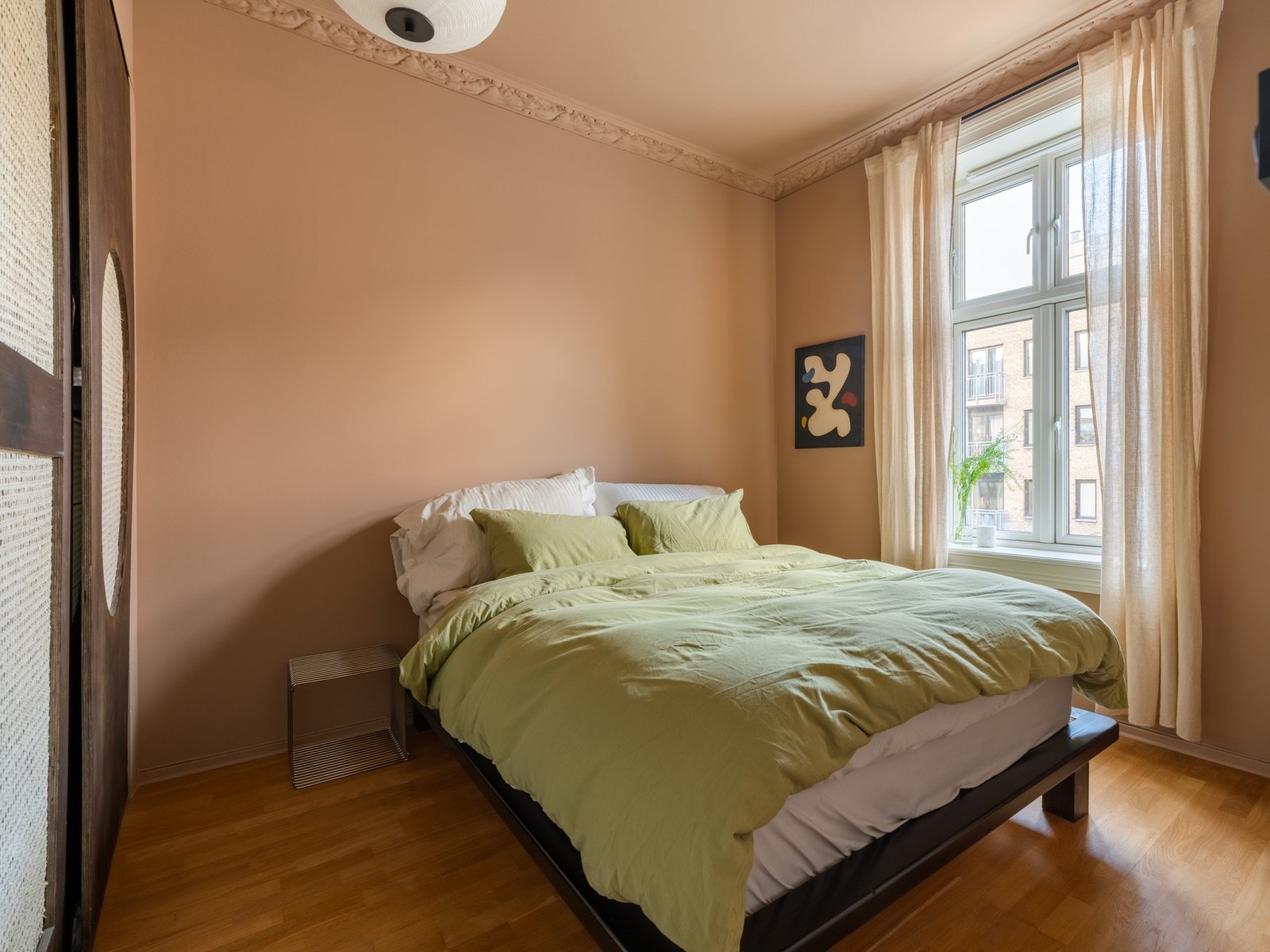 Soverommet er av god størrelse med plass til dobbeltseng, nattbord og garderobe. Galleribilde