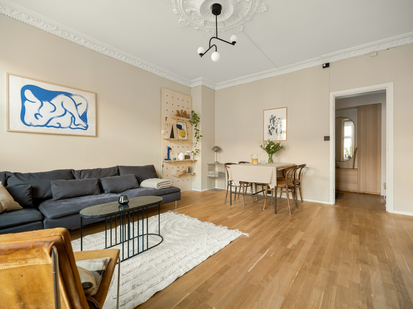 Stuen er det naturlige oppholdsrommet hvor det er god plass til både sofamøblement og spisebord. Galleribilde