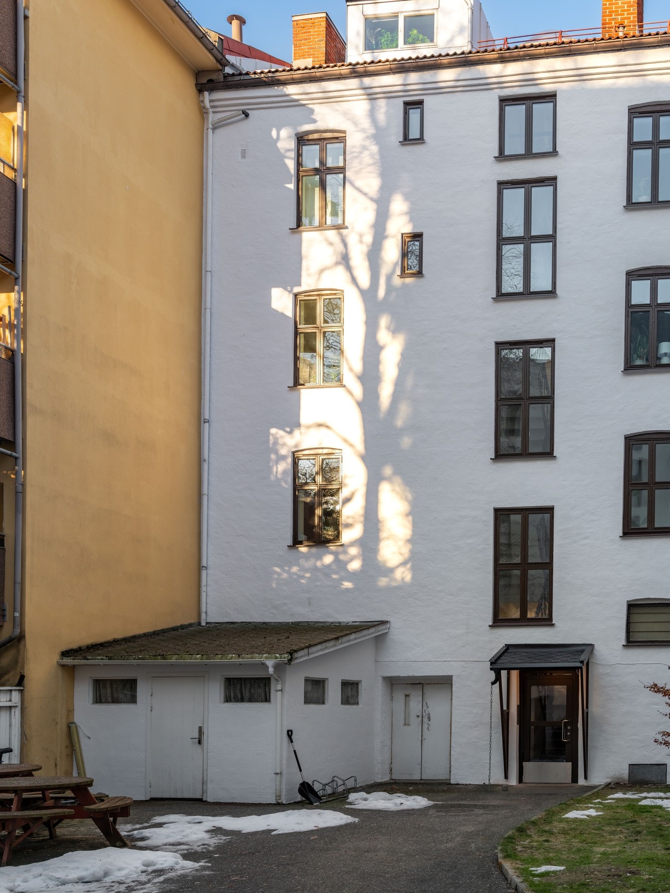 Inngangsparti fra bakgård. Galleribilde