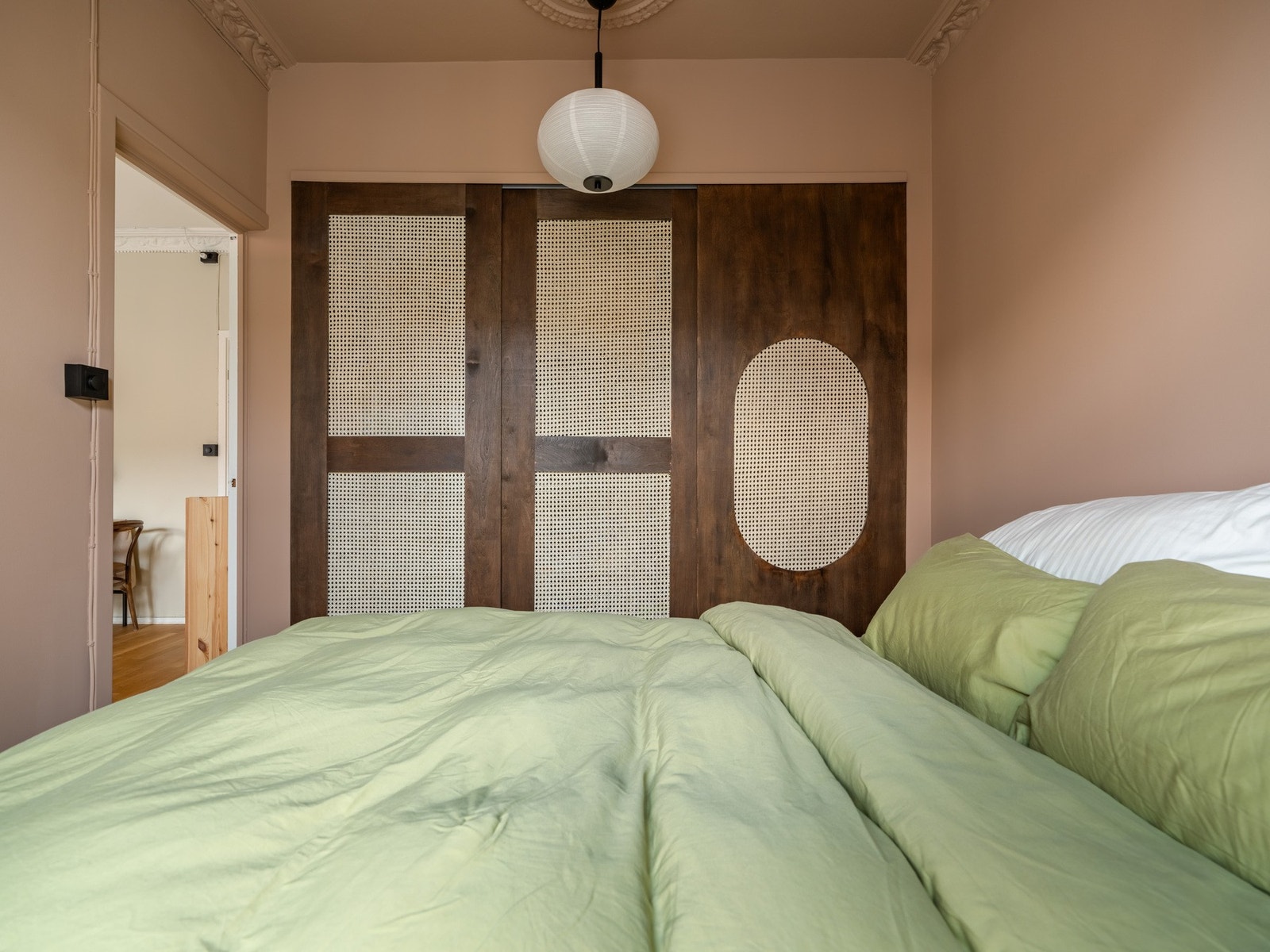 Lekker skyvedørsgarderobe med rikelig oppbevaring. Galleribilde