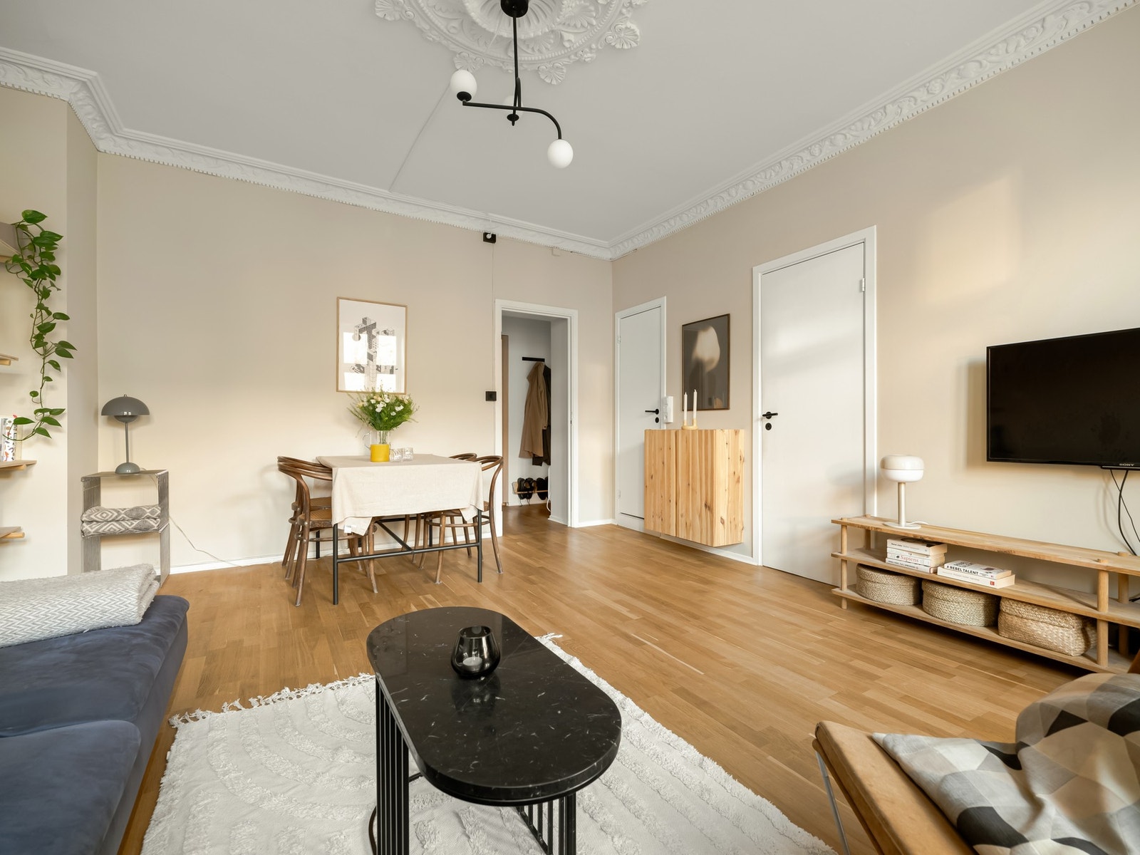 Det er god takhøyde målt opp til 2,76 m som bidrar til en ordentlig god romfølelse. Galleribilde