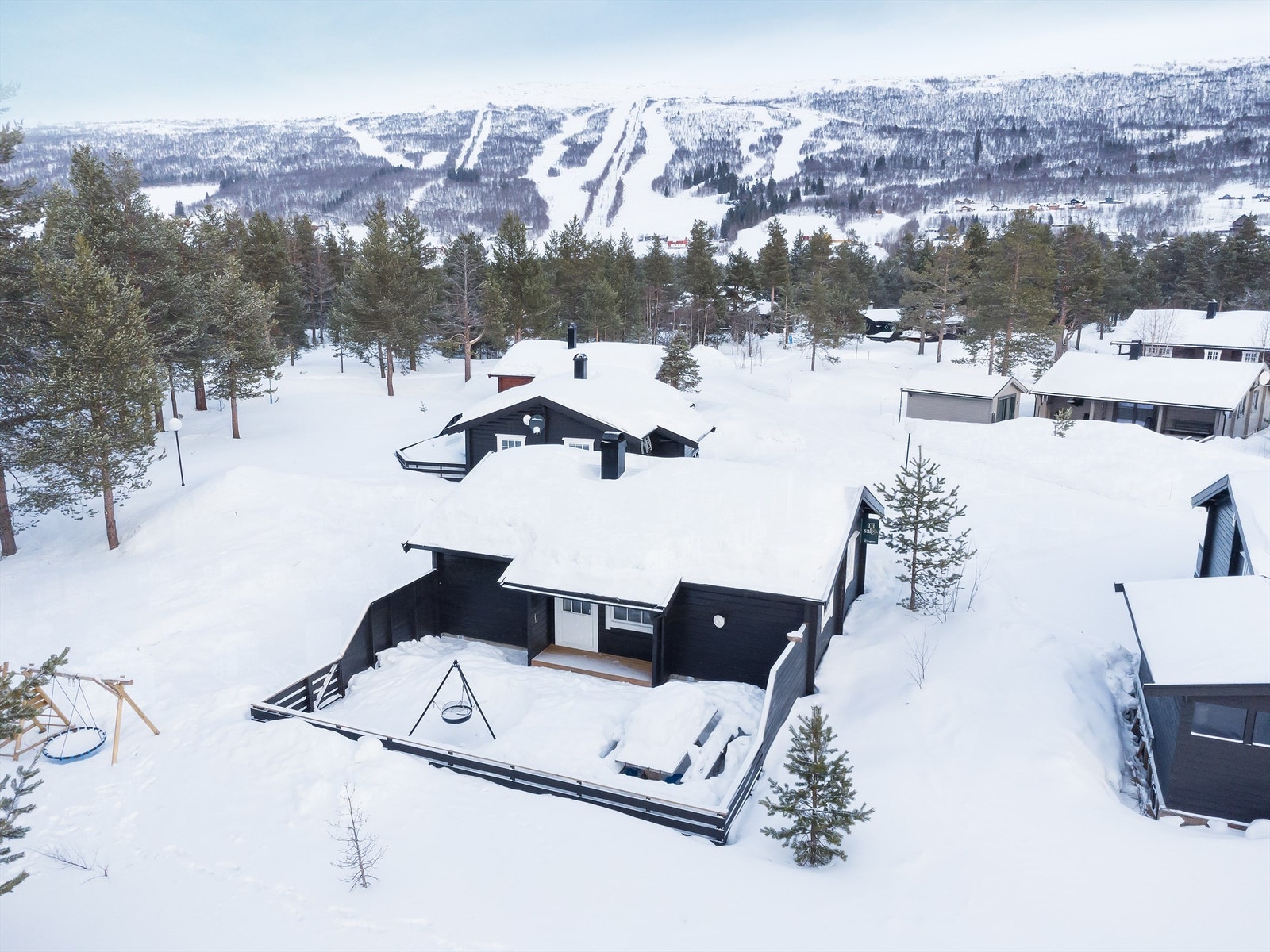 Krogsveen Sunnmøre v/Eiendomsmegler Harald Osdal har gleden av å presentere en flott tiltalende fritidsbolig beliggende i Skriuvegen 15, en meget sentral beliggenhet på Bjorli Galleribilde