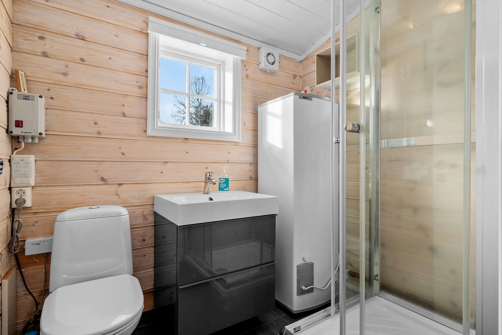 Badet er på ca. 3 kvm, og har varmekabler, dusjkabinett, toalett og mekanisk avtrekk. Galleribilde