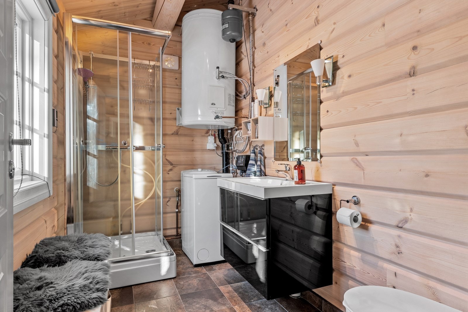 Badet er pent innredet, samt utstyrt med bl.a. gulvvarme og opplegg for vaskemaskin. Galleribilde