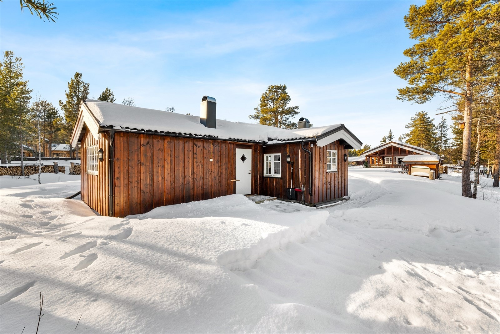 Gjestehytta ble oppført på 1960-tallet, og ble restaurert rundt 2018. Gjestehytta besår av vindfang, stue/kjøkken, bad og 2 soverom. Galleribilde