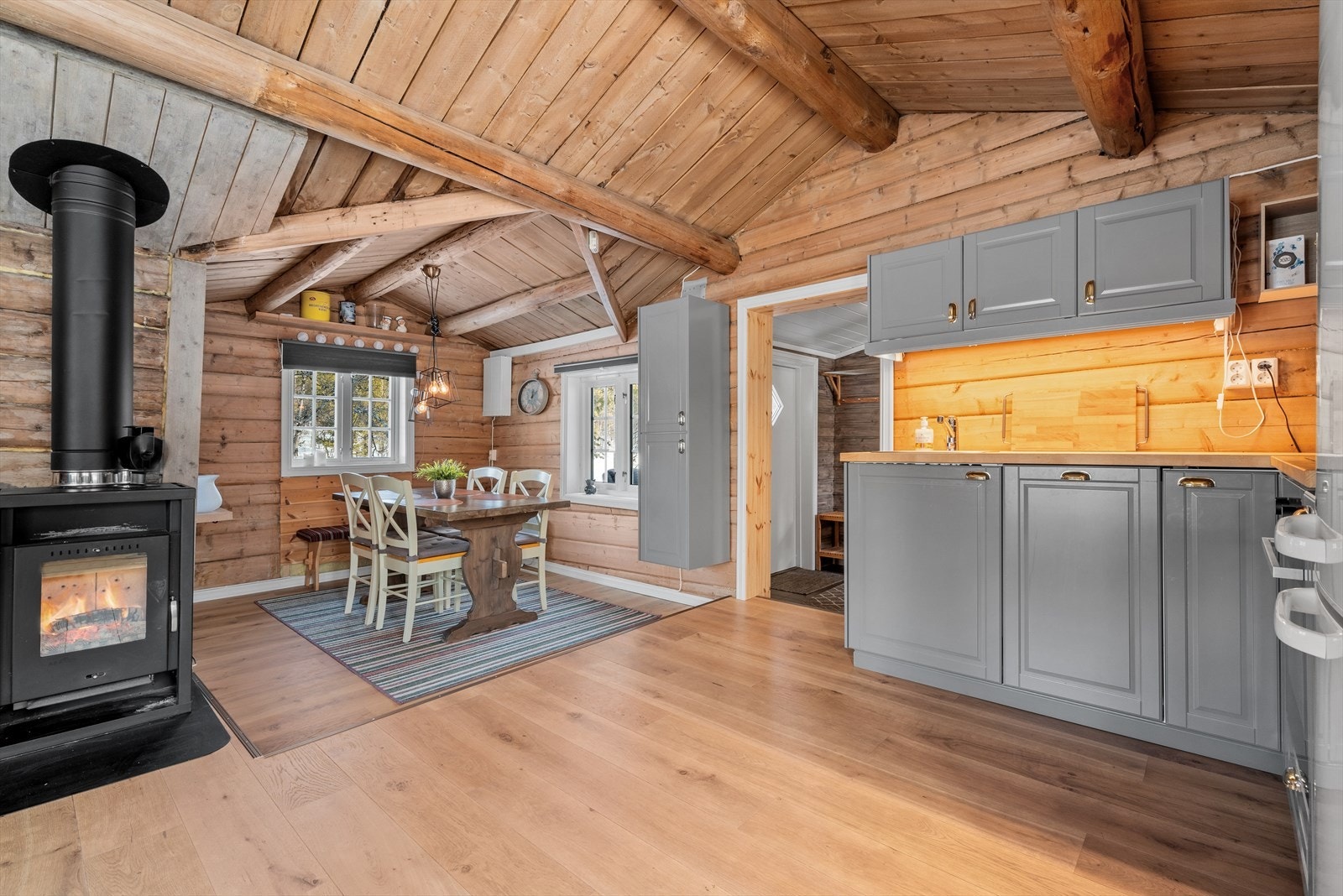 Spisestuen har god plass for hele familien. Galleribilde