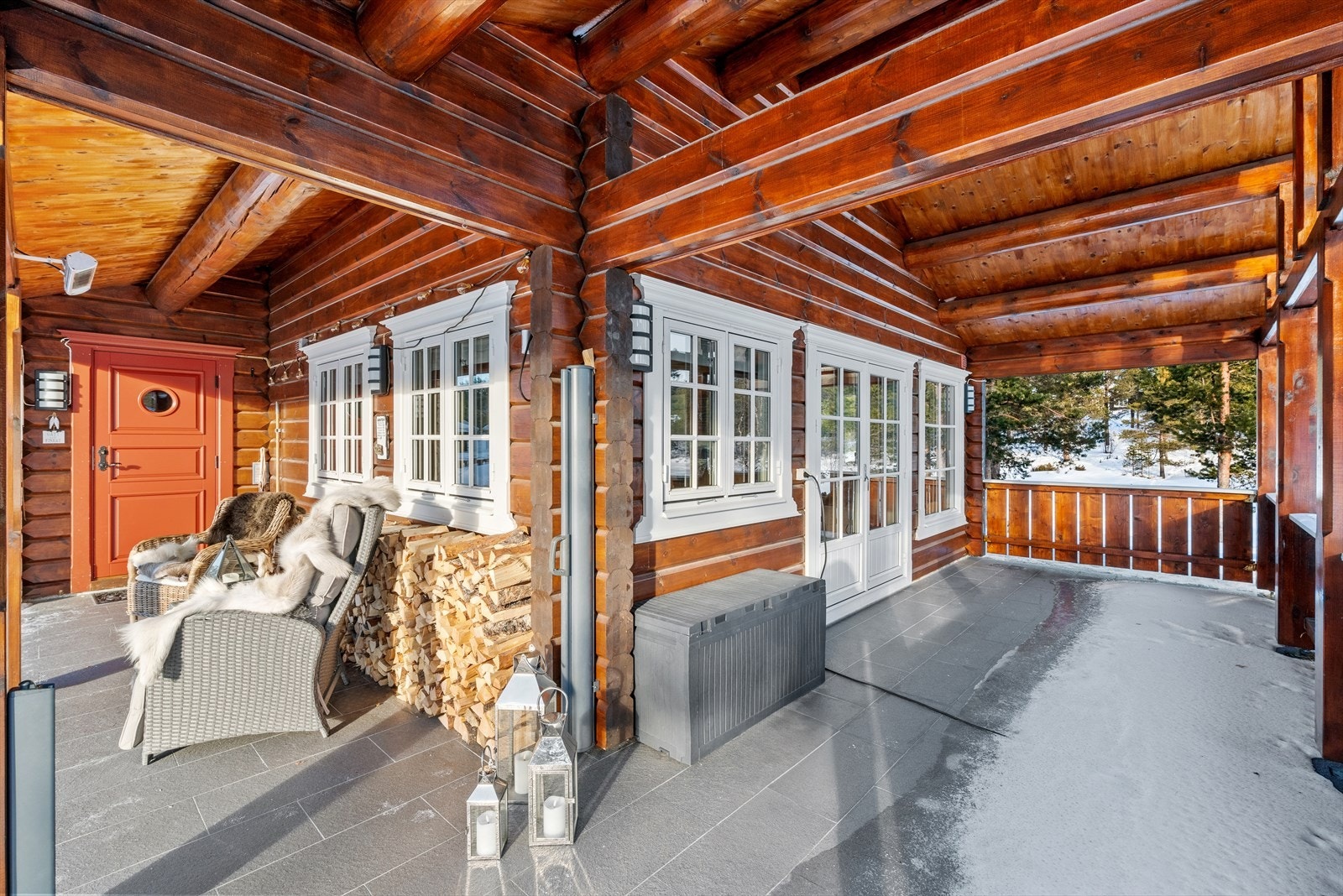 Hovedhytta har en vinklet, overbygd terrasse på ca. 25 kvm. Galleribilde