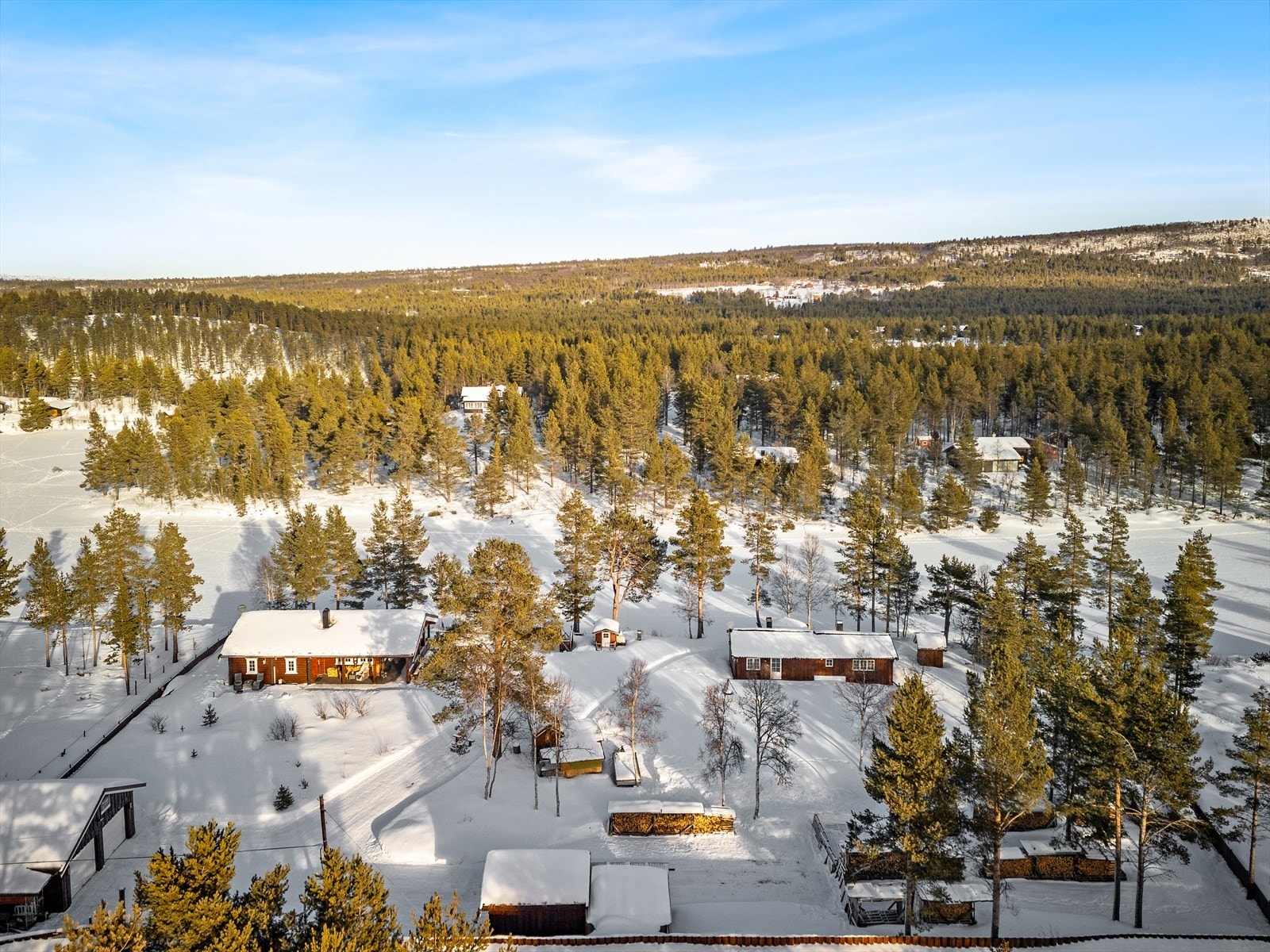 Velkommen til Femundsveien 160/162 - en velholdt og sjarmerende fritidseiendom med 2 hytter i naturskjønne omgivelser. Galleribilde