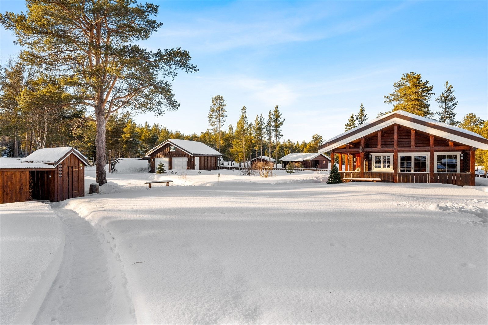 Eiendommen måler over 3 mål og ligger like ved Håelva. Galleribilde