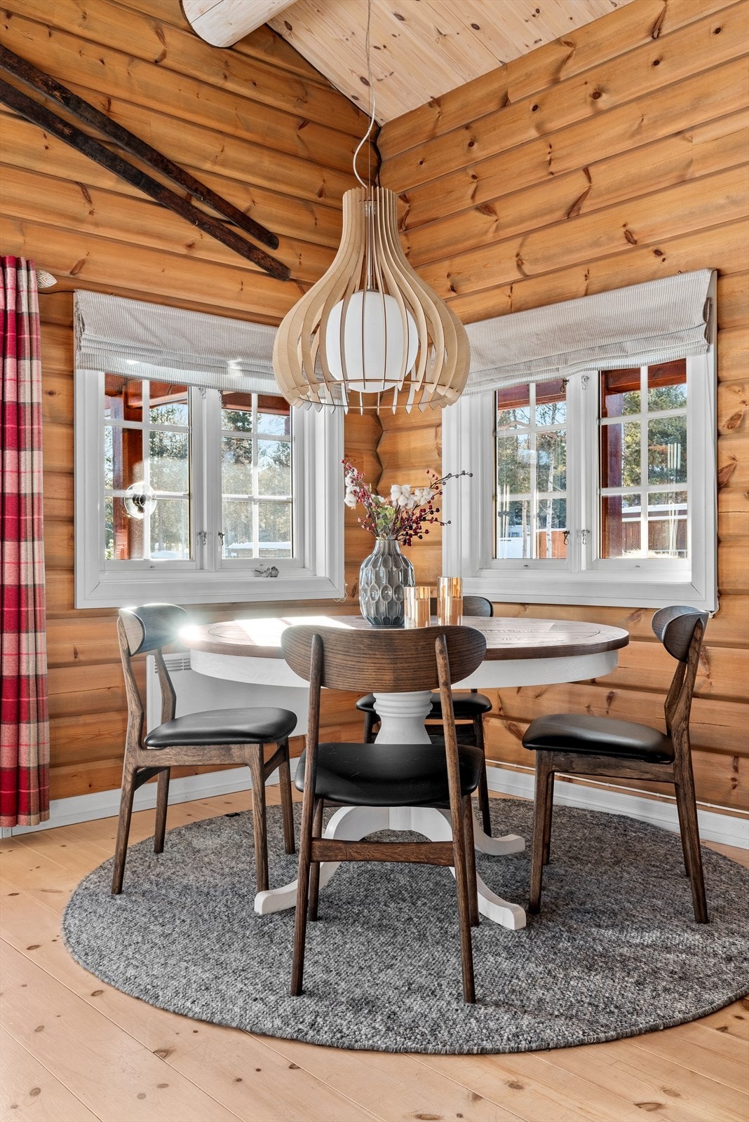 Allrommet er mer enn stort nok for spisegruppe med plass for hele familien. Galleribilde