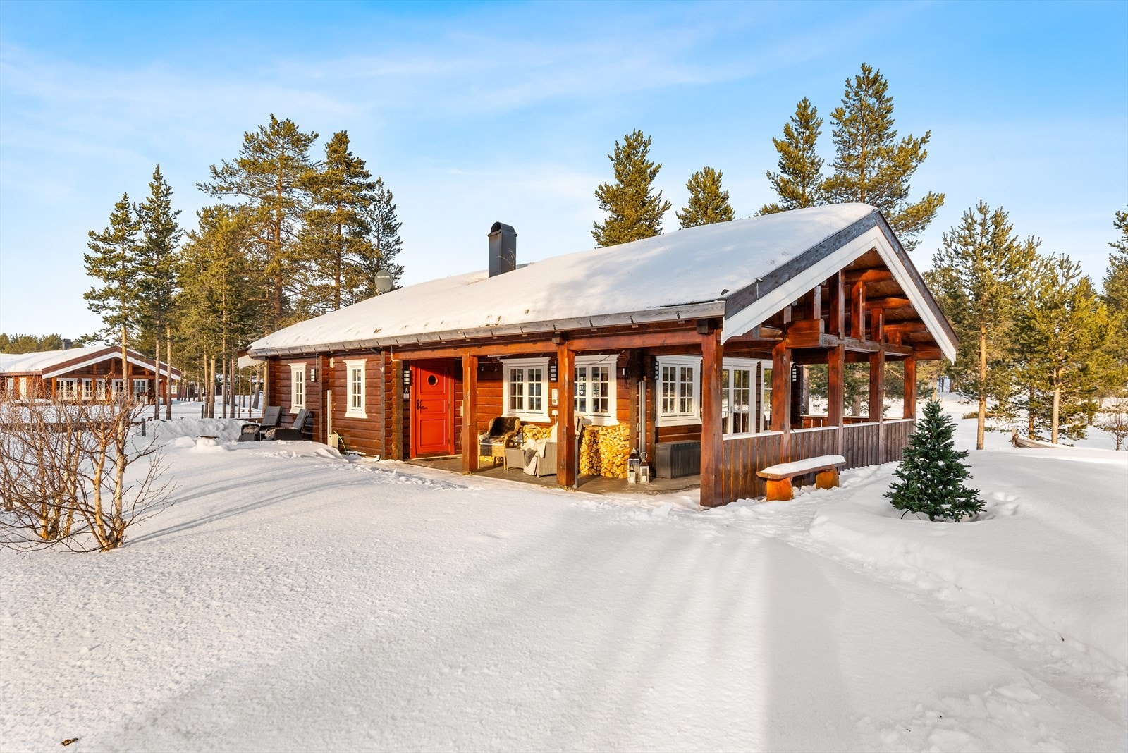 Hovedhytta har en vinklet, overbygd terrasse på ca. 25 kvm. Galleribilde