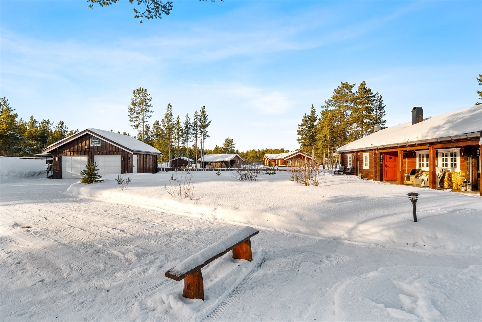 Hovedhytta har et totalt bruksareal på 67 kvm, og består av entré, bad, stue/kjøkken og 2 soverom. Galleribilde