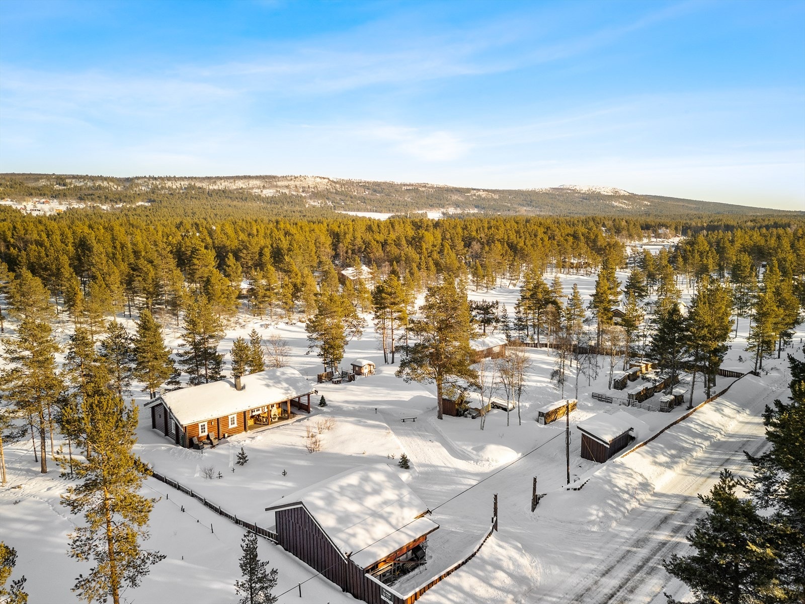 Fra eiendommen har også uthus med lagringsplass for utstyr og ved. Galleribilde