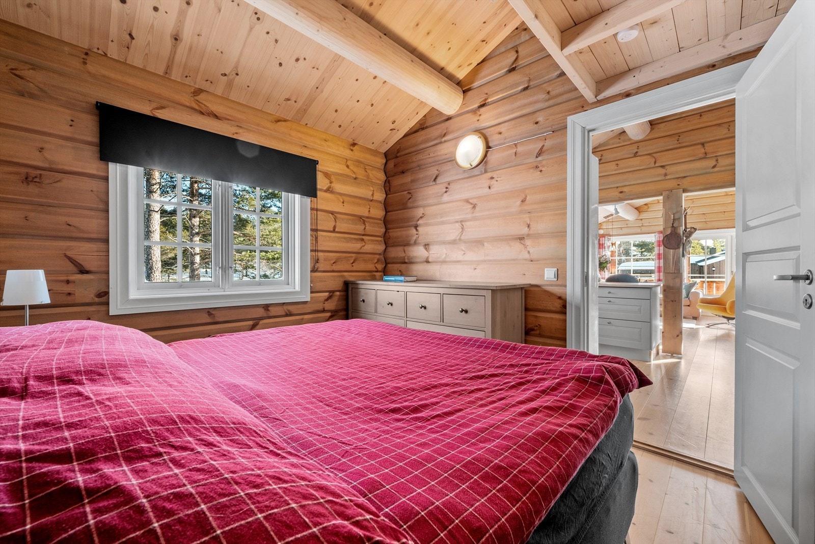 Det er to gode soverom med plass for familiekøyer i hovedhytta. Galleribilde