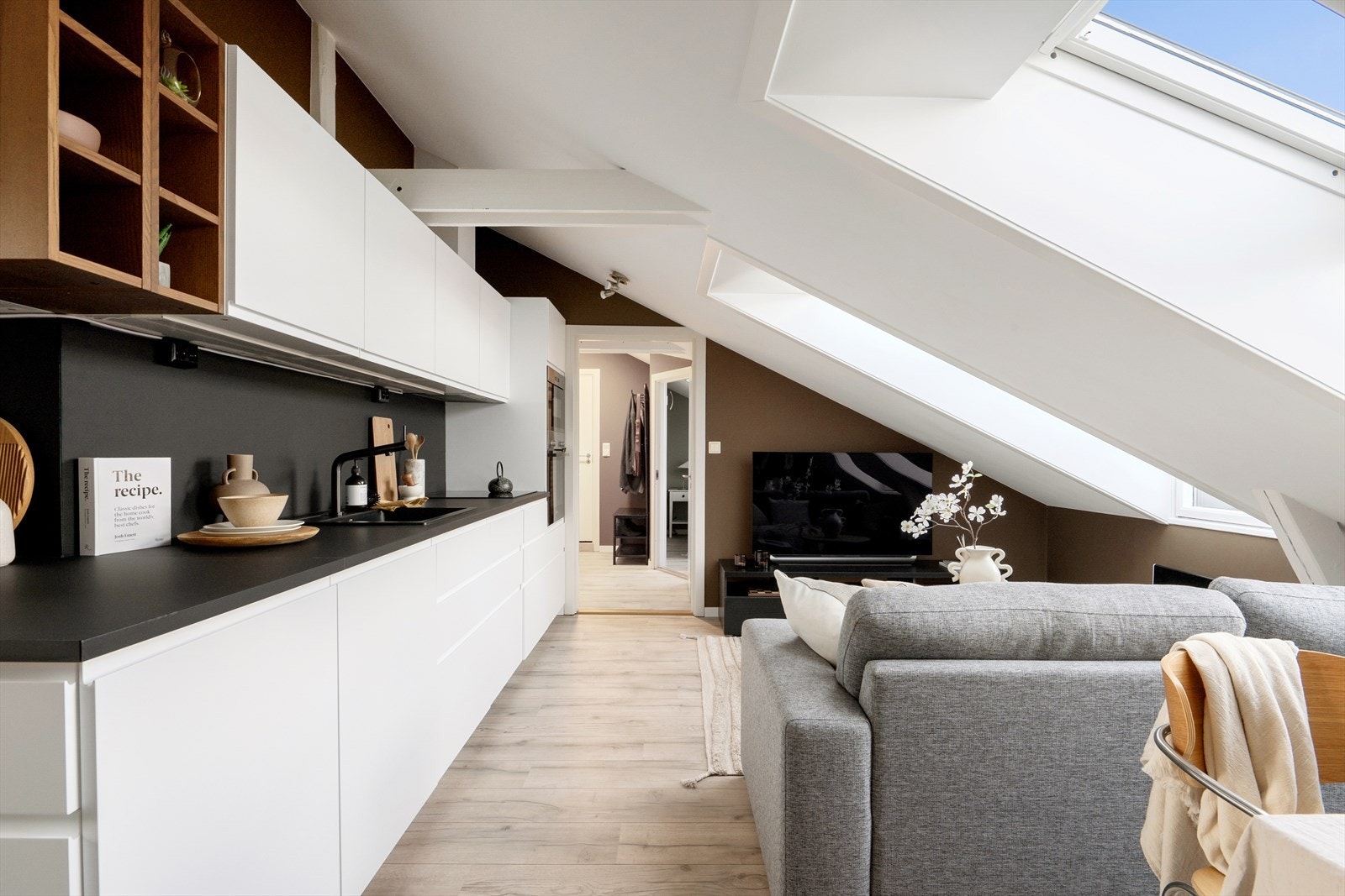 Her får man store vinduer som gir rikelig med naturlig lys inn i leiligheten. Nyere gulv fra 2019 i høytrykkslaminat fra Berryalloc. Galleribilde