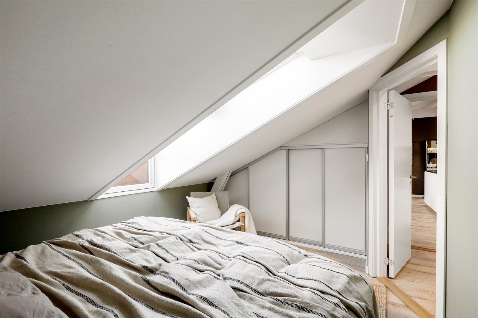 Plassbygget skyvedørsgarderobe gir rikelig med oppbevaringsmuligheter Galleribilde