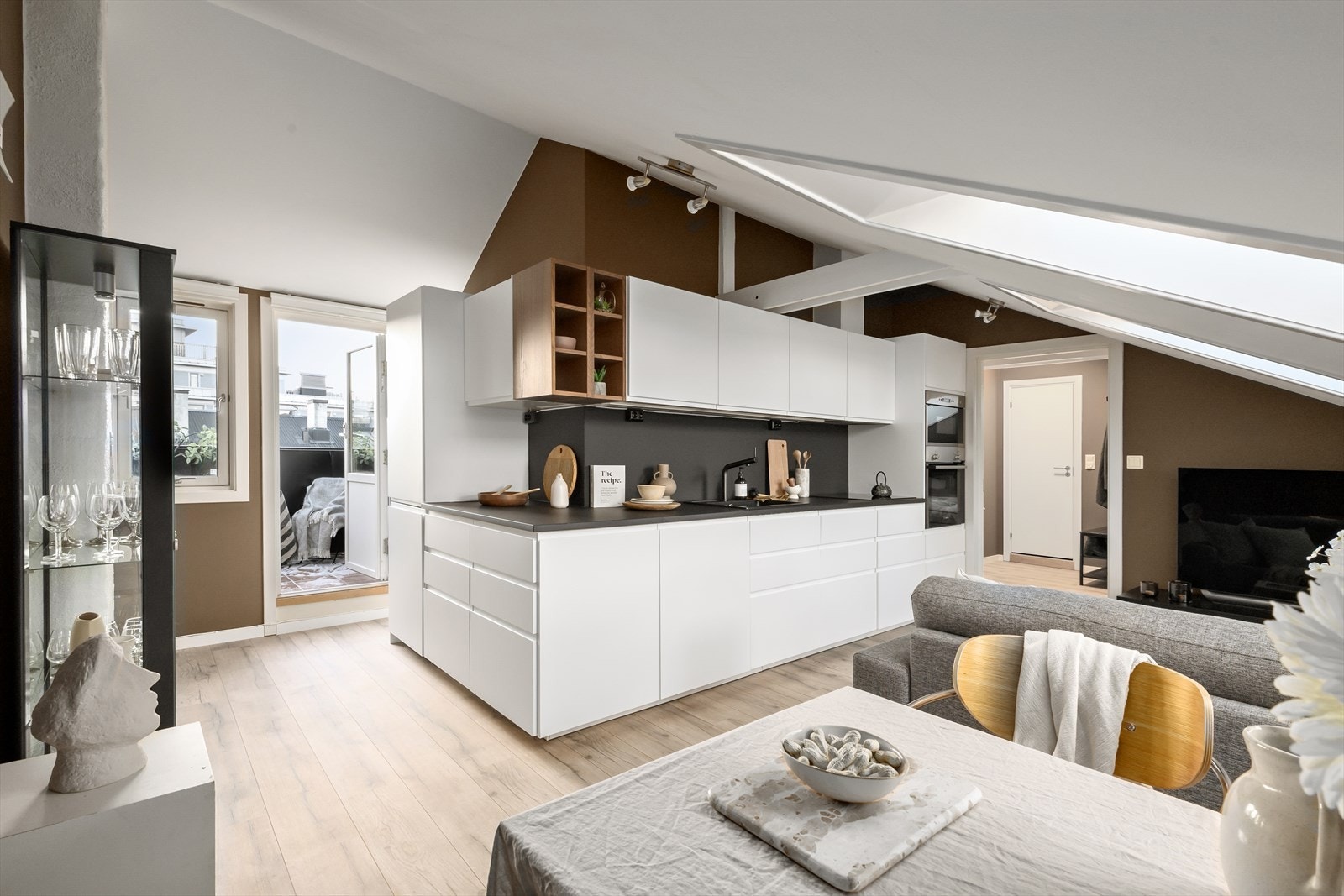 Lekker og svært arealeffektiv 2-roms loftsleilighet med utgang til en solrik takterrasse. Galleribilde