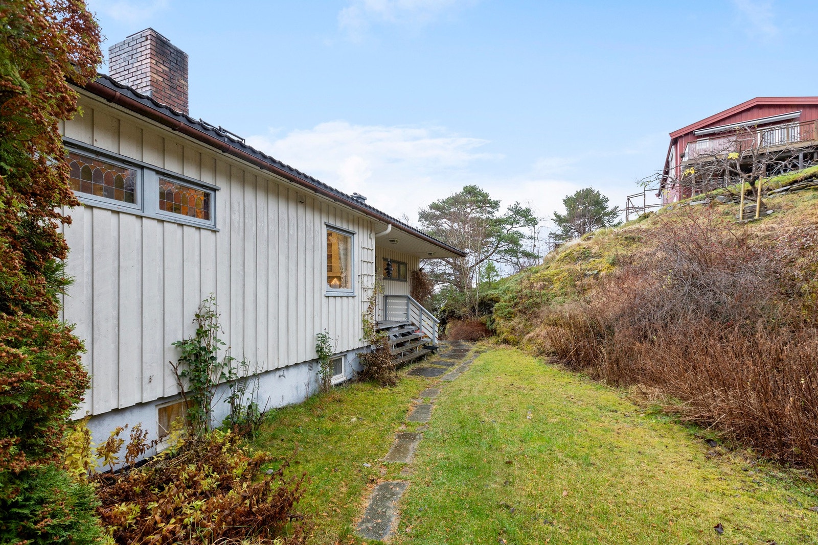 Flott skjermet uteplass på baksiden av huset. Galleribilde