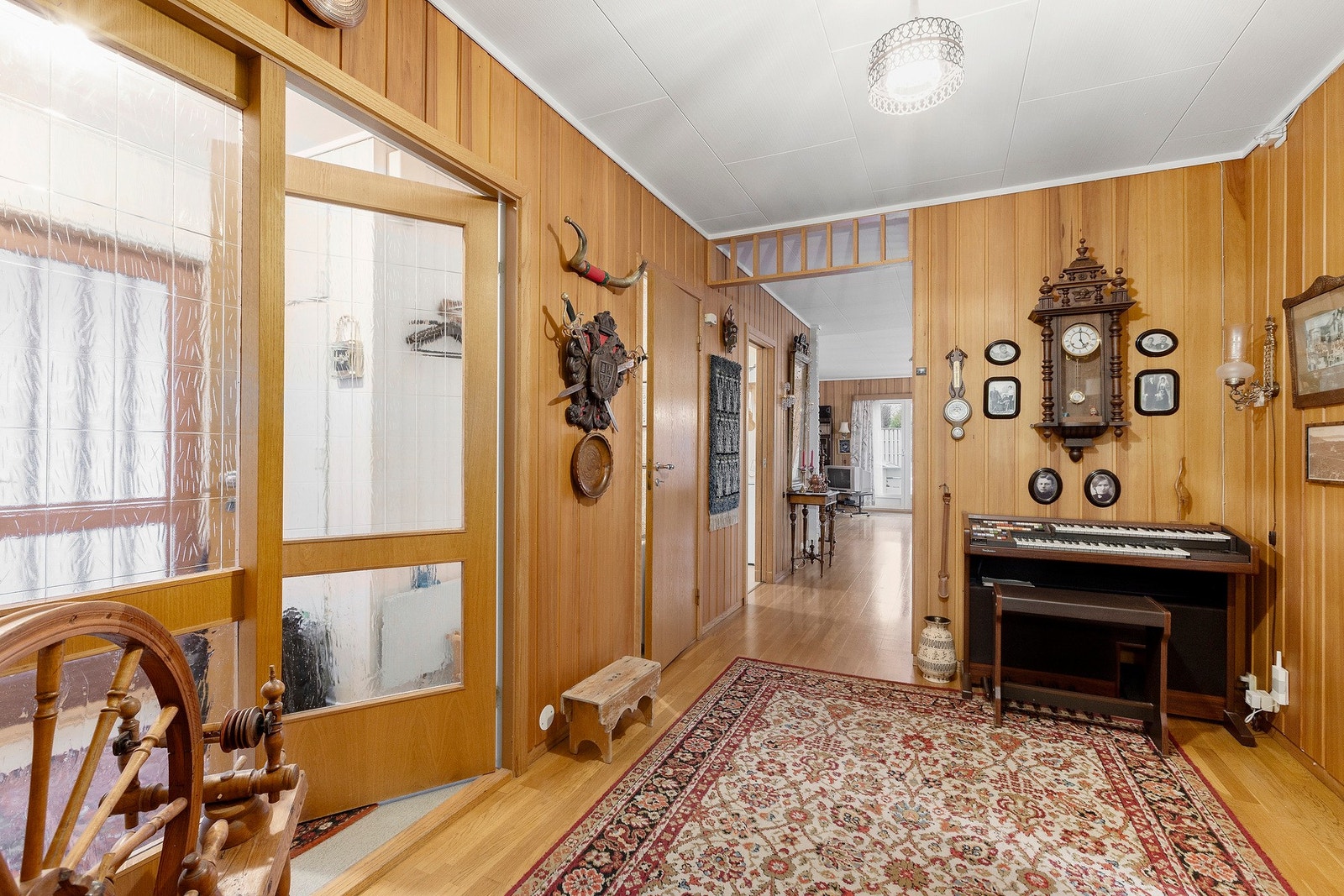 Velkommen inn i Steinanvegen 38. Huset har en klassisk planløsning som vi ofte ser i hus fra 1970-tallet. Galleribilde