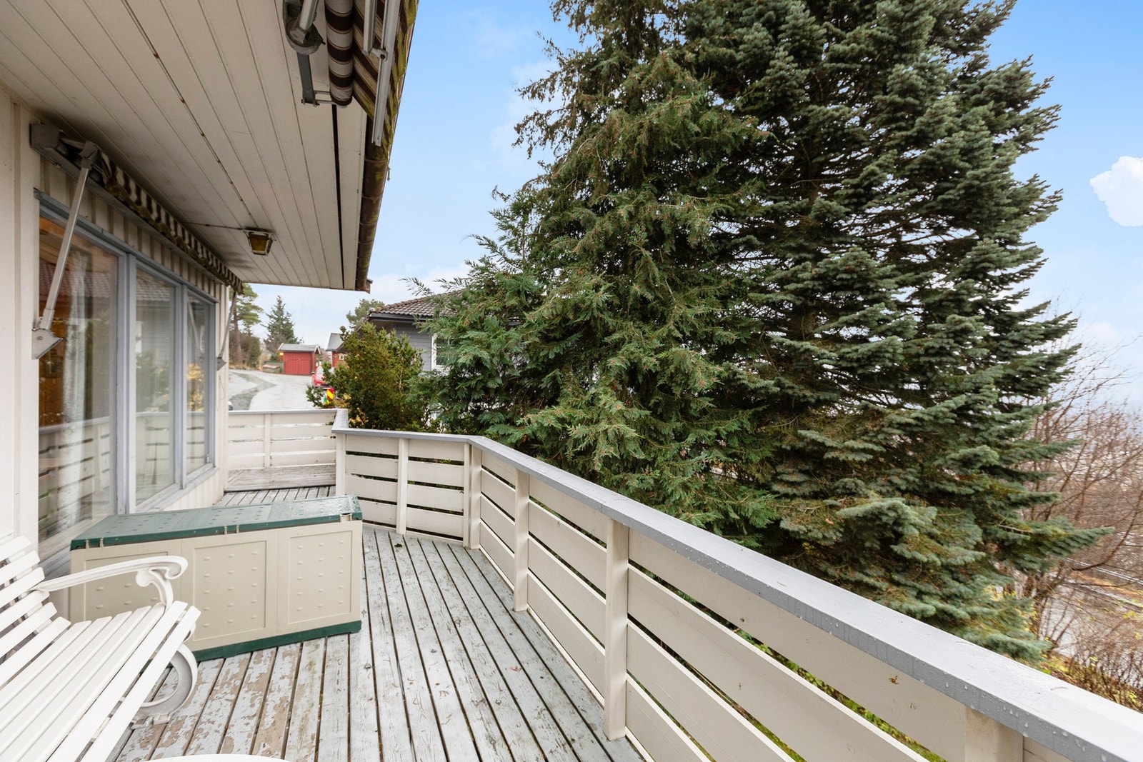 Huset har en vestvendt terrasse med lang solgang sommerstid. Galleribilde