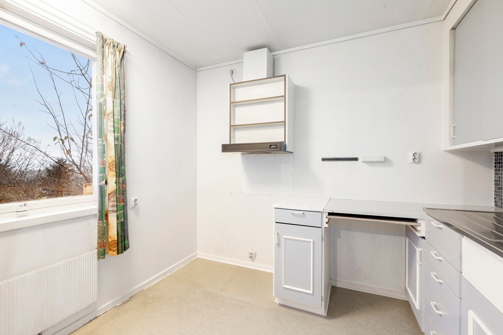 Kjøkkeninnredning i sokkel. Galleribilde