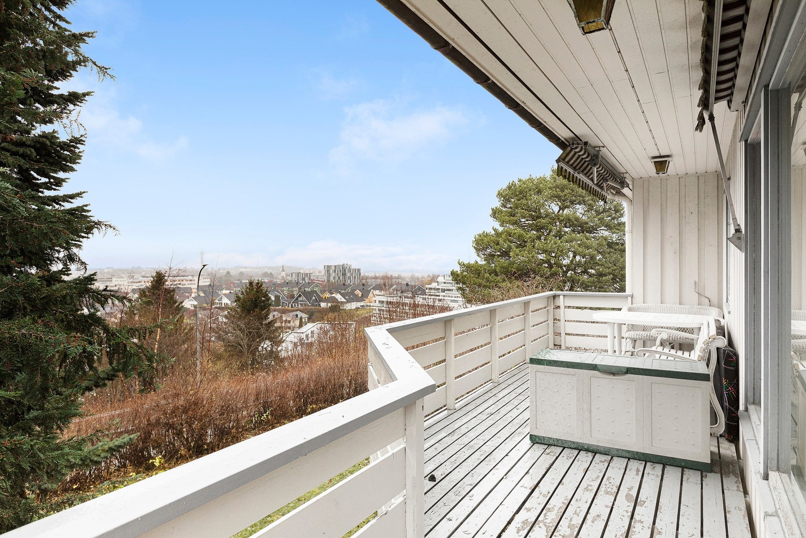 Her får du en strålende utsikt mot fjorden og Trondheim. Solen vil du ha til solnedgang sommerstid. Galleribilde
