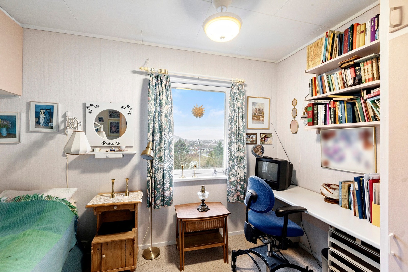 Vegg i vegg med hovedsoverommet ligger dette soverommet på 7,5 kvm. Galleribilde