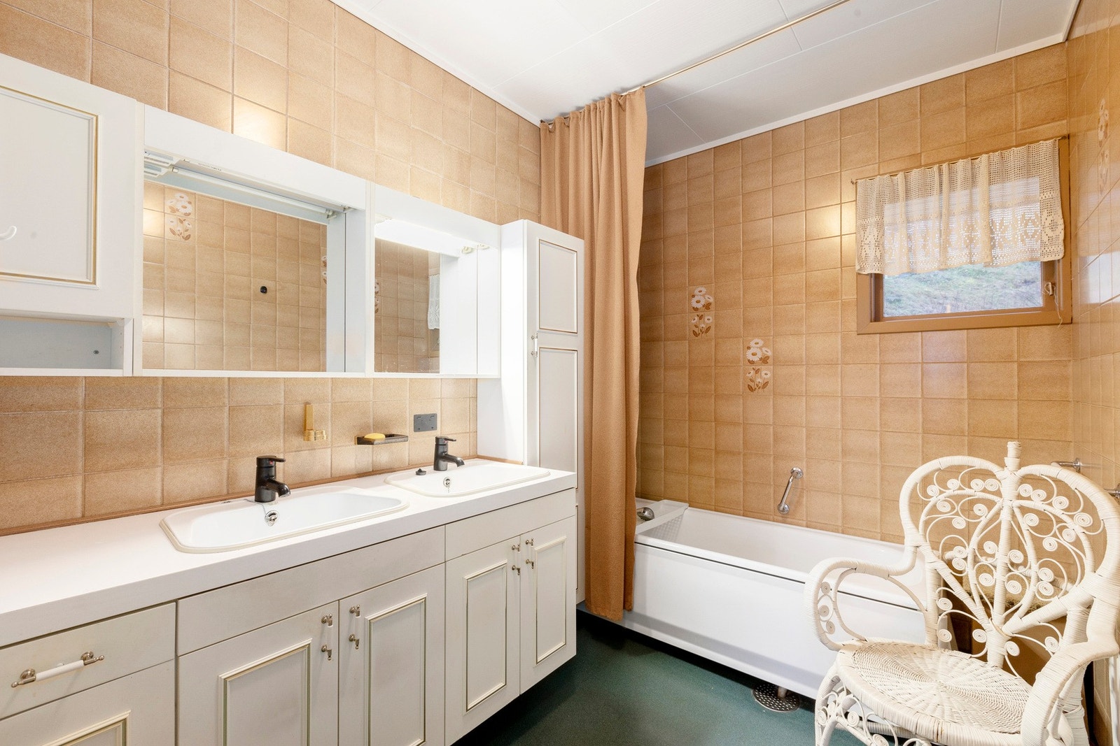 Baderom på 5,5 kvm med separat vaskerom på 3,5 kvm i naborommet. Samt separat wc rom på 1,5 kvm. Her kan man lage seg et romslig familiebad. Galleribilde