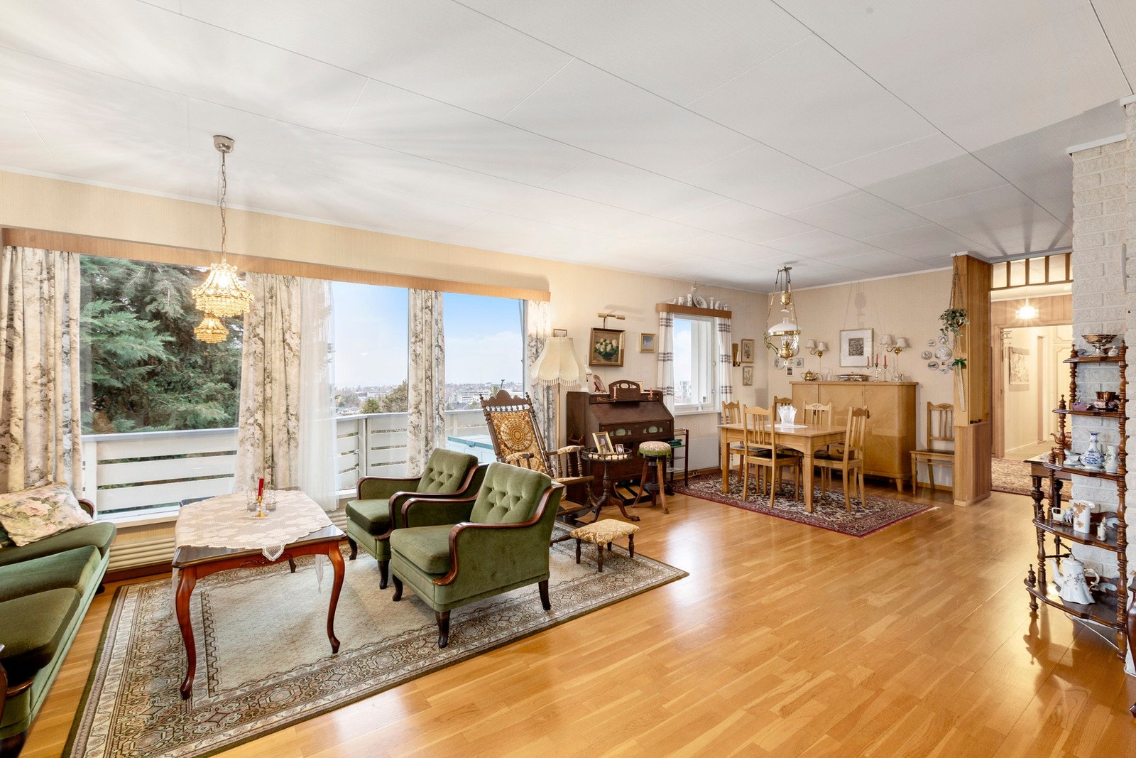 Romslig stue på hele 46,5 kvm med godt lysinnslipp. Galleribilde