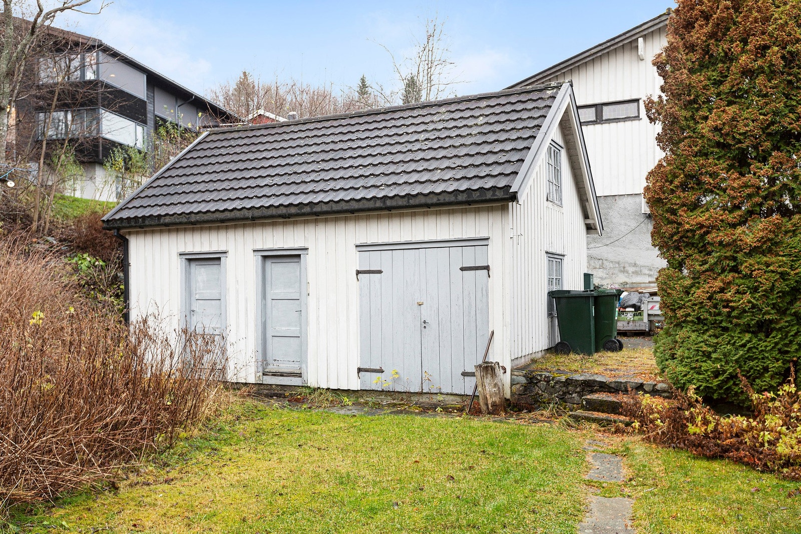 Uthus med mye lagringsplass over to plan. Galleribilde