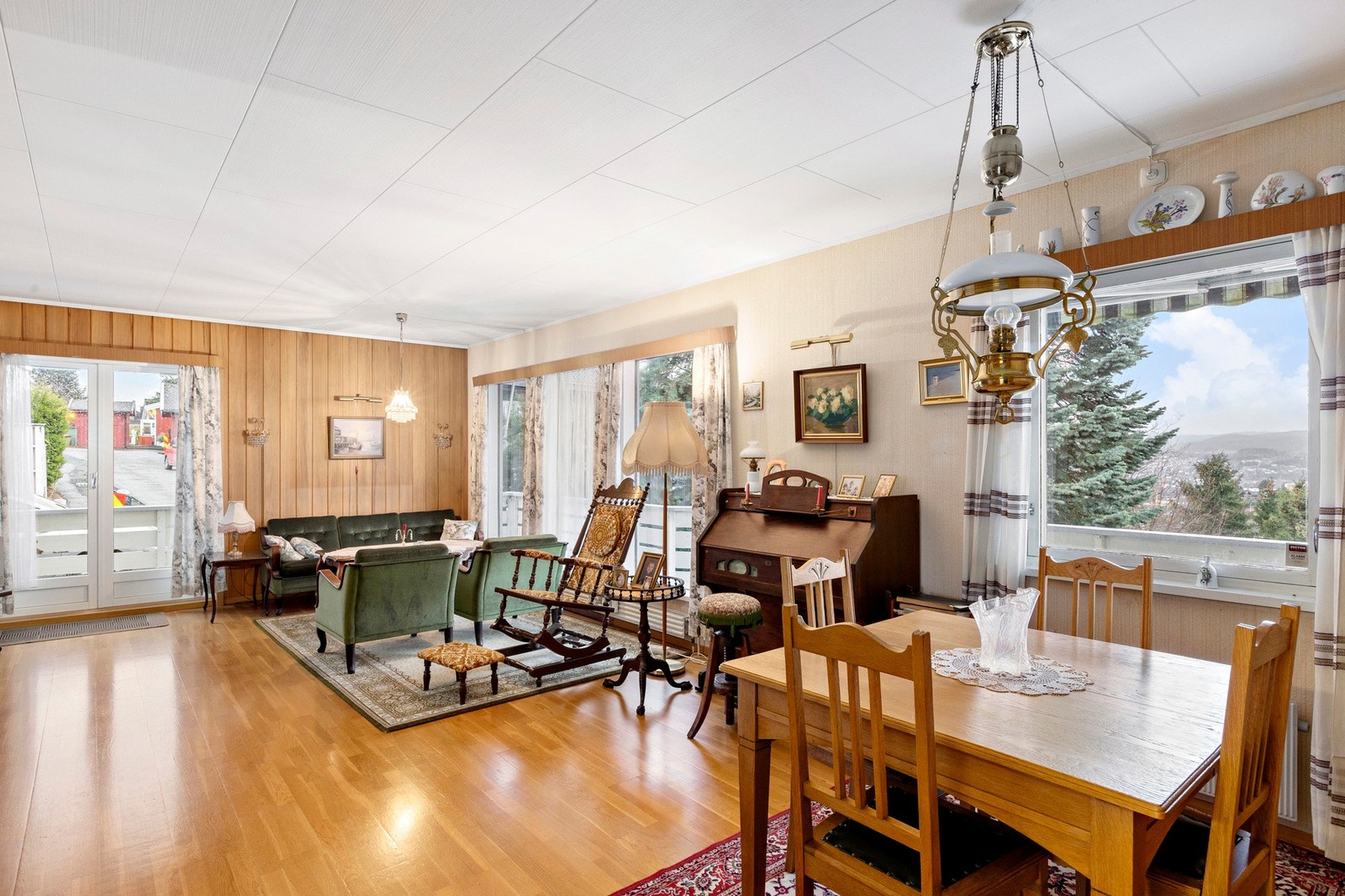 Stuen har en l-form som gjør det enkelt å møblere og innrede i forskjellige soner. Galleribilde