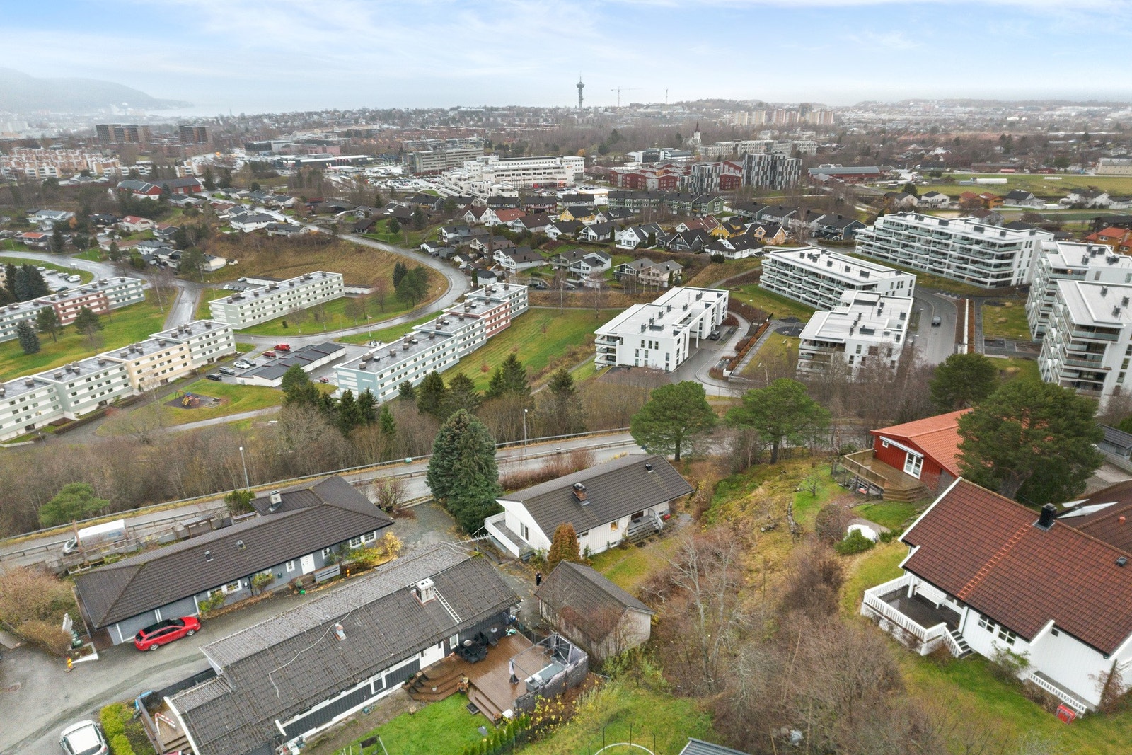 Eiendommen har en romslig tomt på 1049 kvm. Samtidig medfølger to tomteparseller på ca 490 kvm og 155 kvm. Galleribilde