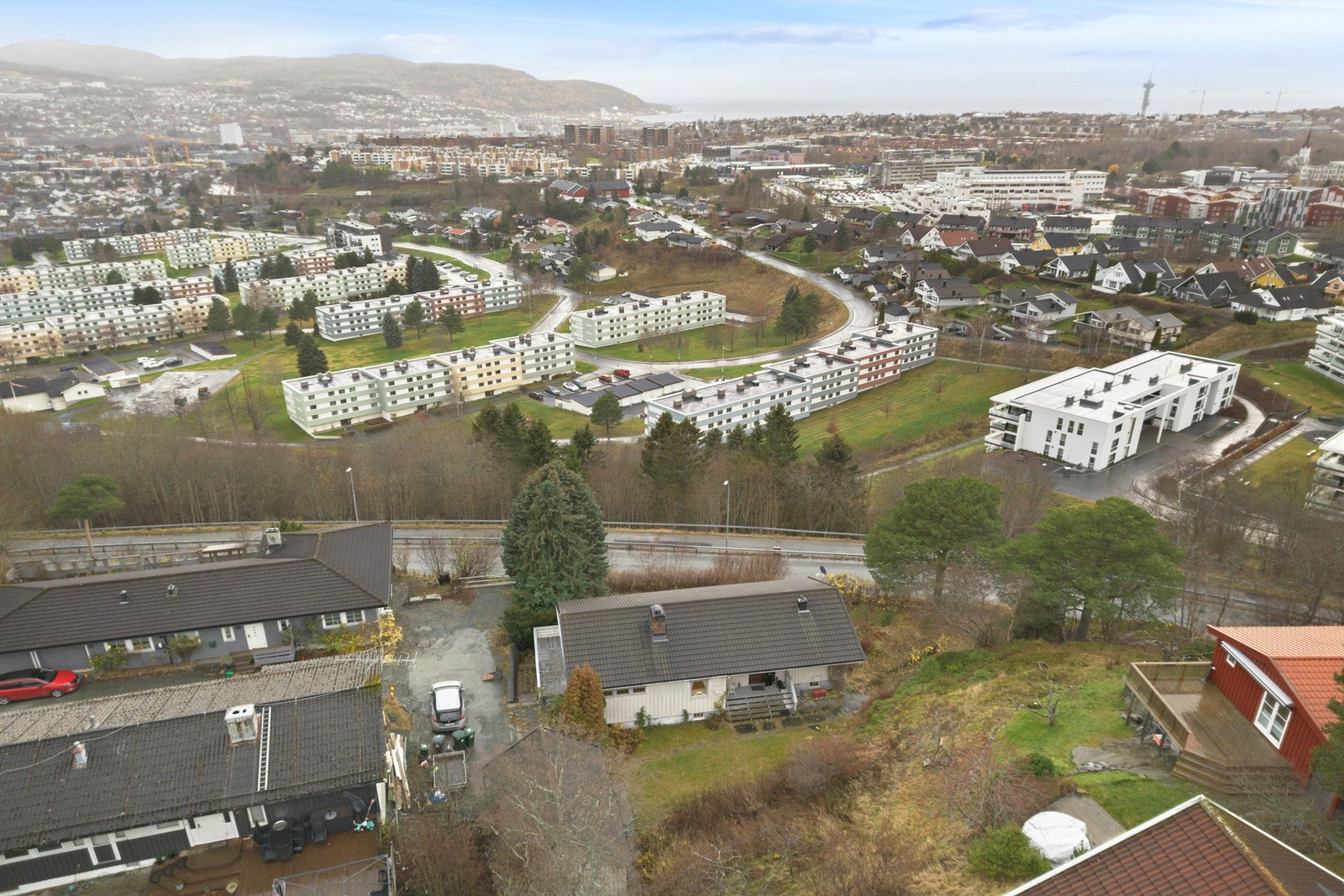 Huset ligger flott til innerst i en blindvei med suveren utsikt mot Trondheim by. Galleribilde