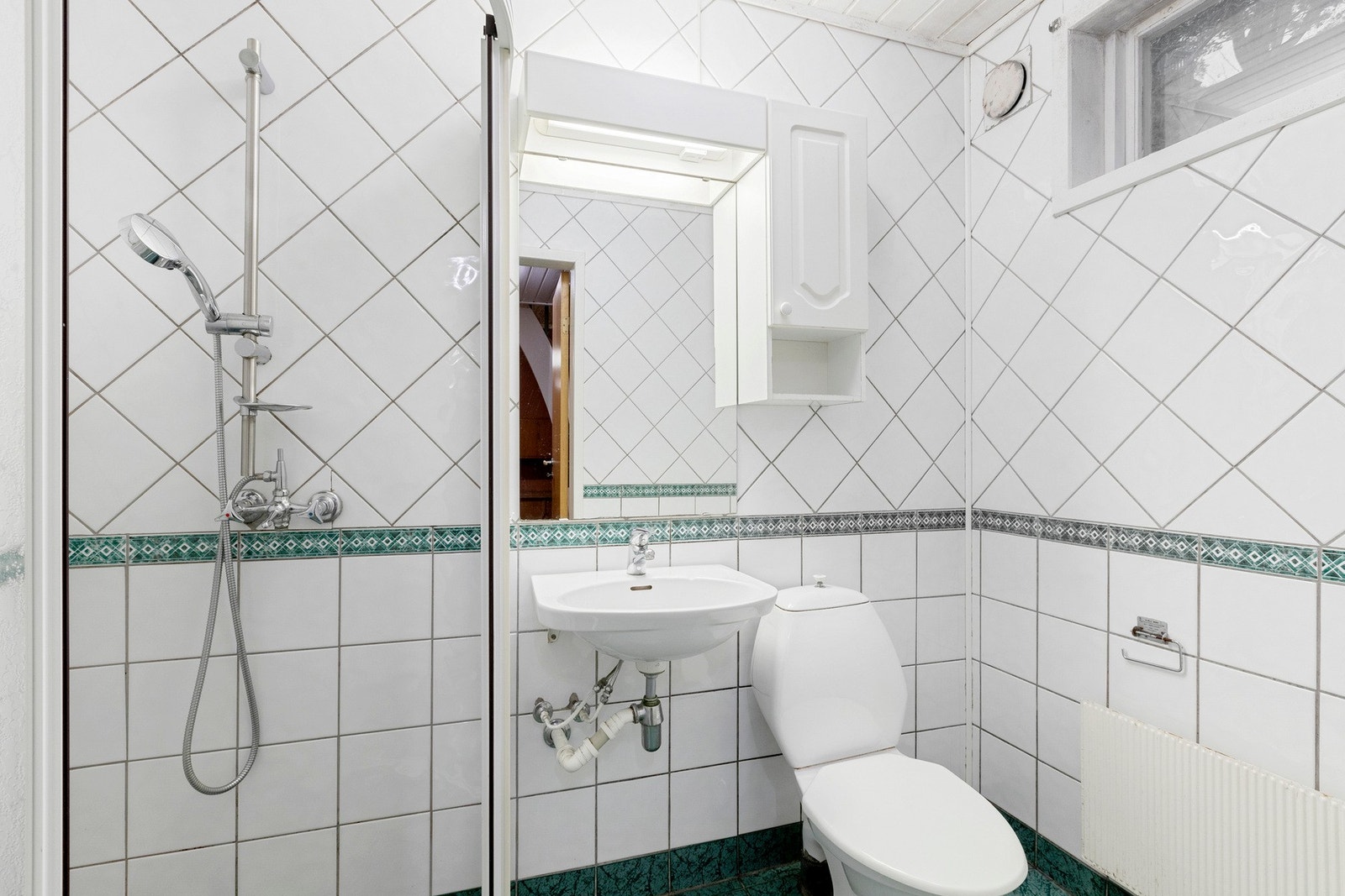 Baderom i sokkel på 3,5 kvm. Galleribilde