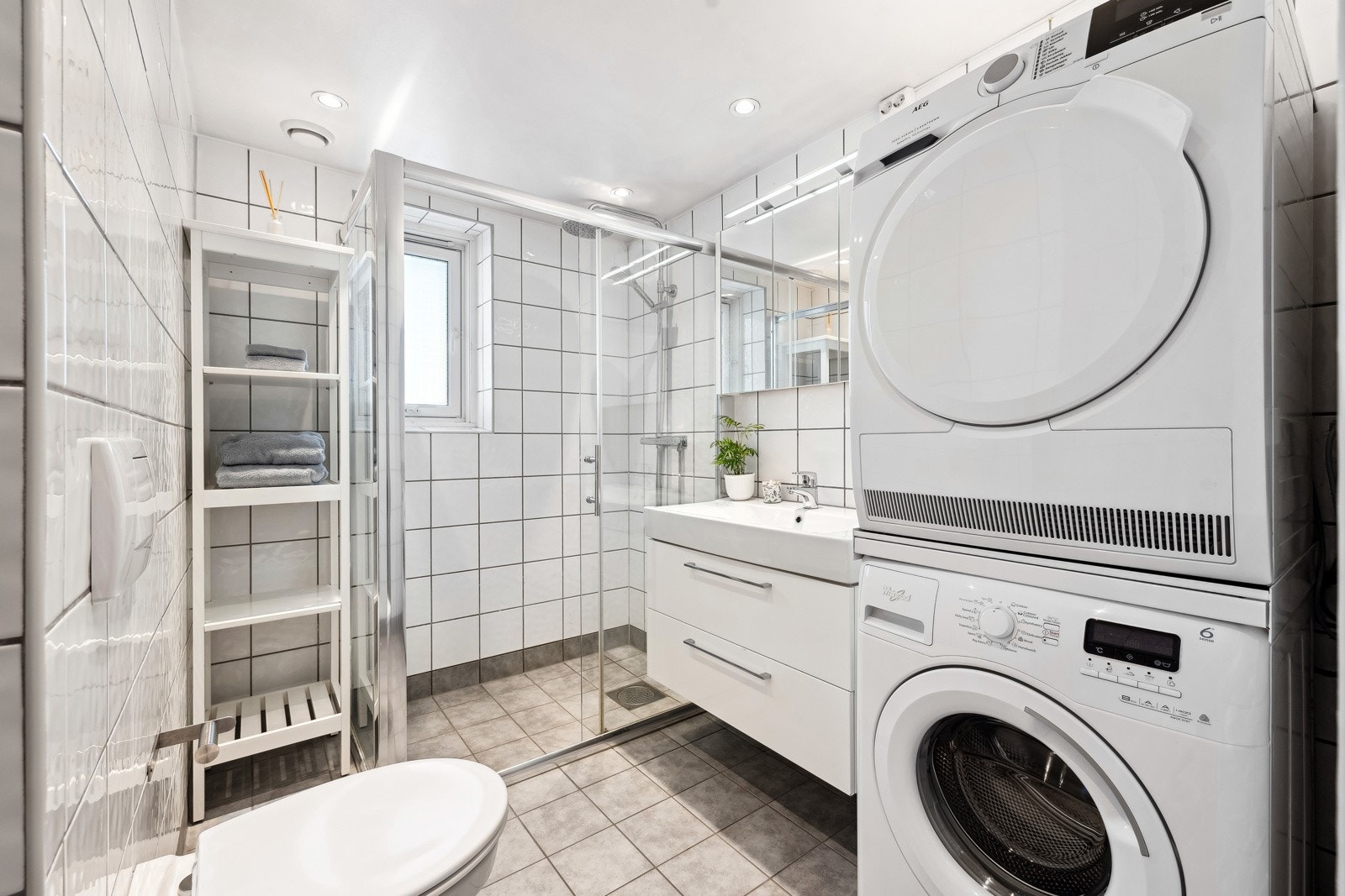 Rehabilitert og utvidet bad i regi av brl. 2003/2004. Oppgradering av varmekabler, gulv og innredning i 2015. Galleribilde