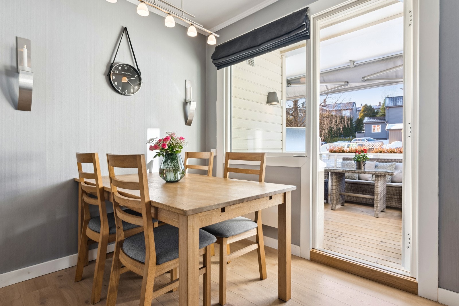 Store vindusflater i stuen og dør ut til balkongen. Vinduer og balkongdør fra 2017. Galleribilde