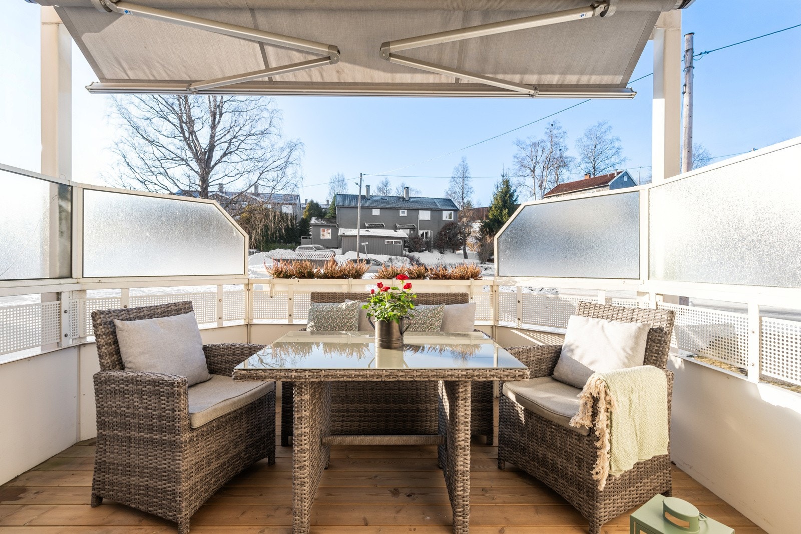 God plass på balkongen til å spise ute hele sommerhalvåret. Galleribilde