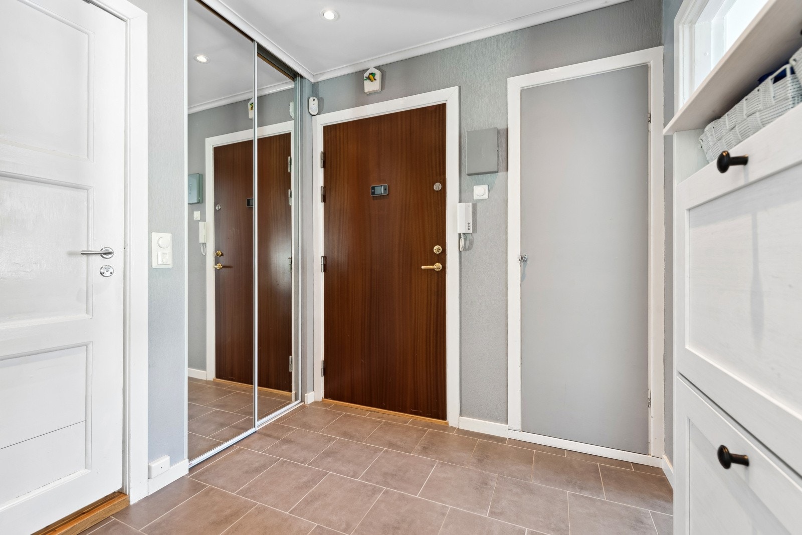 Det er lett å holde orden i entreén med både kott og doble skyvedørsgarderobe med speil i front. Galleribilde