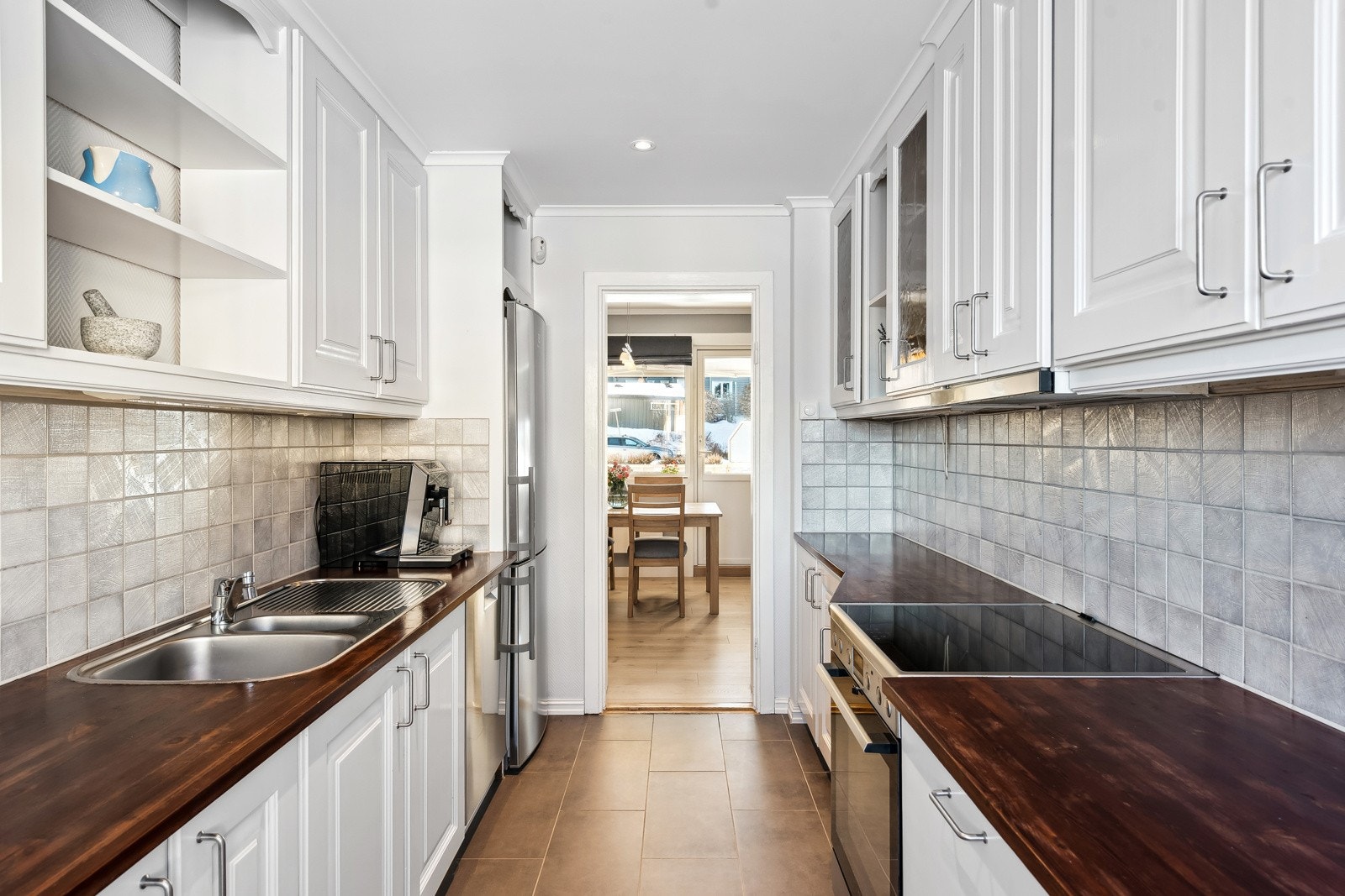 Integrert oppvaskmaskin. Nisje til kjøl/frys og komfyr som kan følge etter avtale med selger. Galleribilde