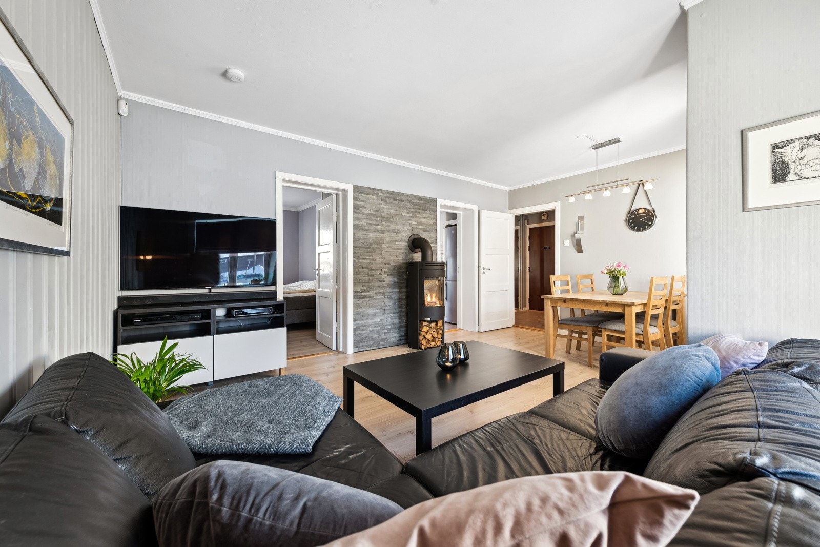 Den moderne peisovnen har vært mye i bruk, den varmer godt på kalde dager og kan ses fra alle kanter i stuen. Galleribilde