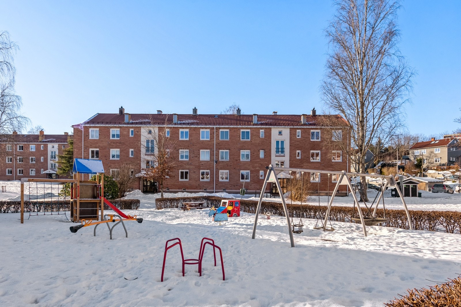 Her tar de godt vare på de små, på Flaen er det fin lekeplass i blr. og ikke glem kun 3 min til barnehagen. Galleribilde