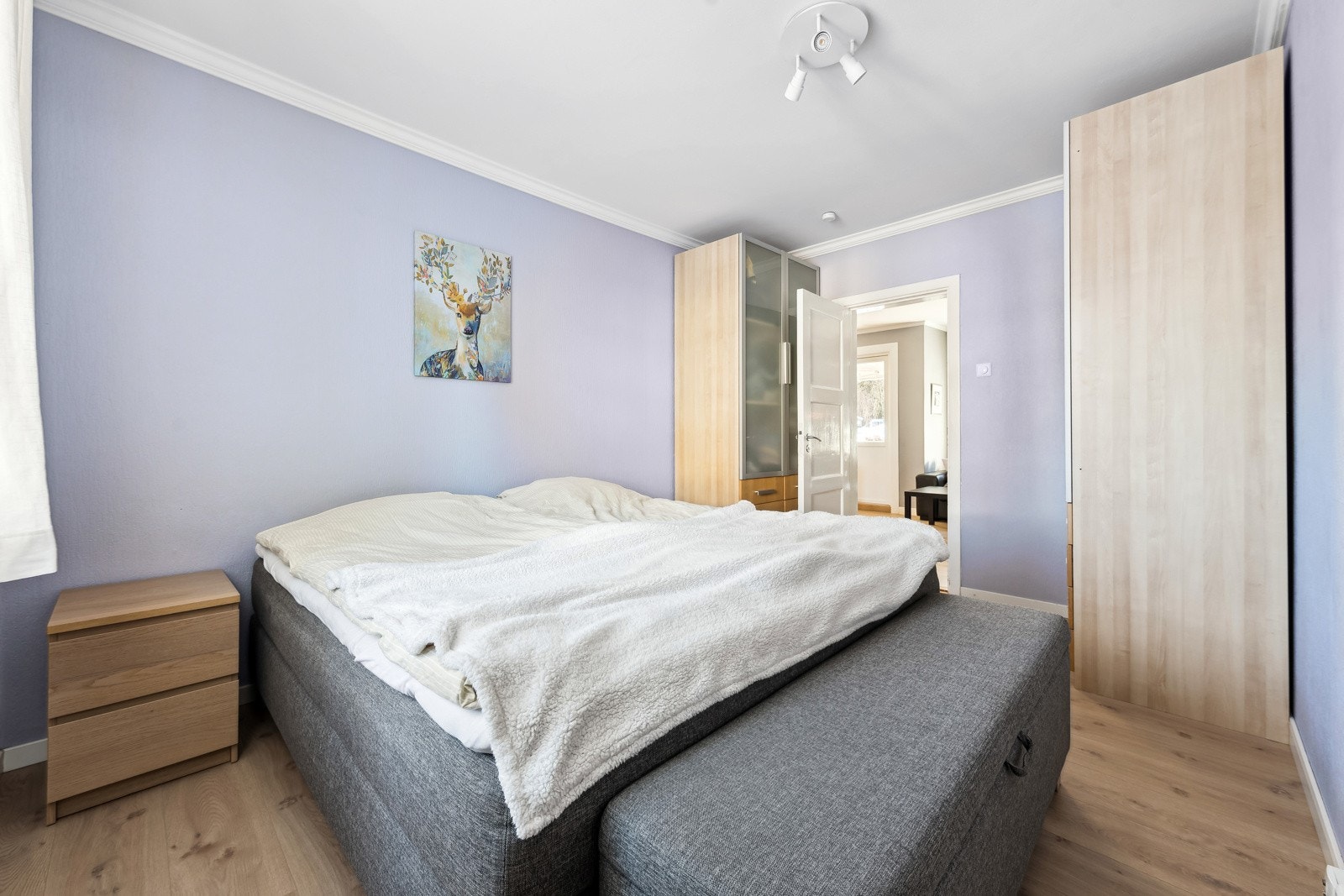 Hovedsoverommet har doble garderobeskap som følger leiligheten. Galleribilde