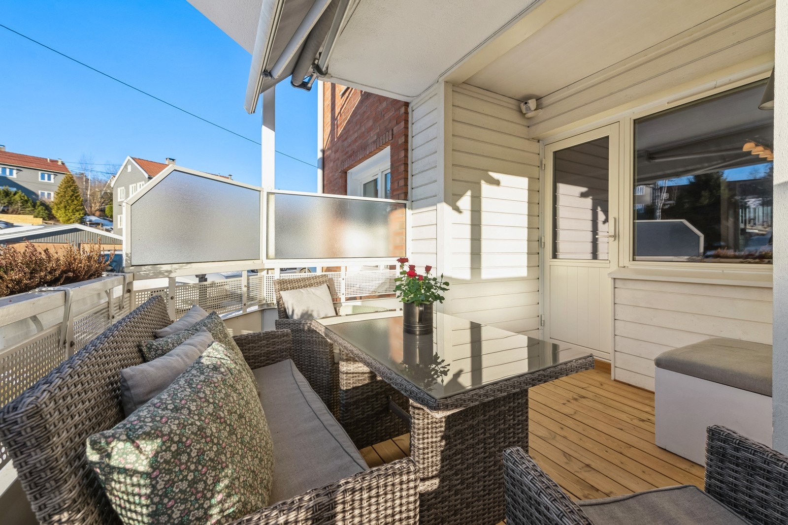 Platting på gulv, markise i hele bredden. Nye utelys med stikk kontakter. Galleribilde