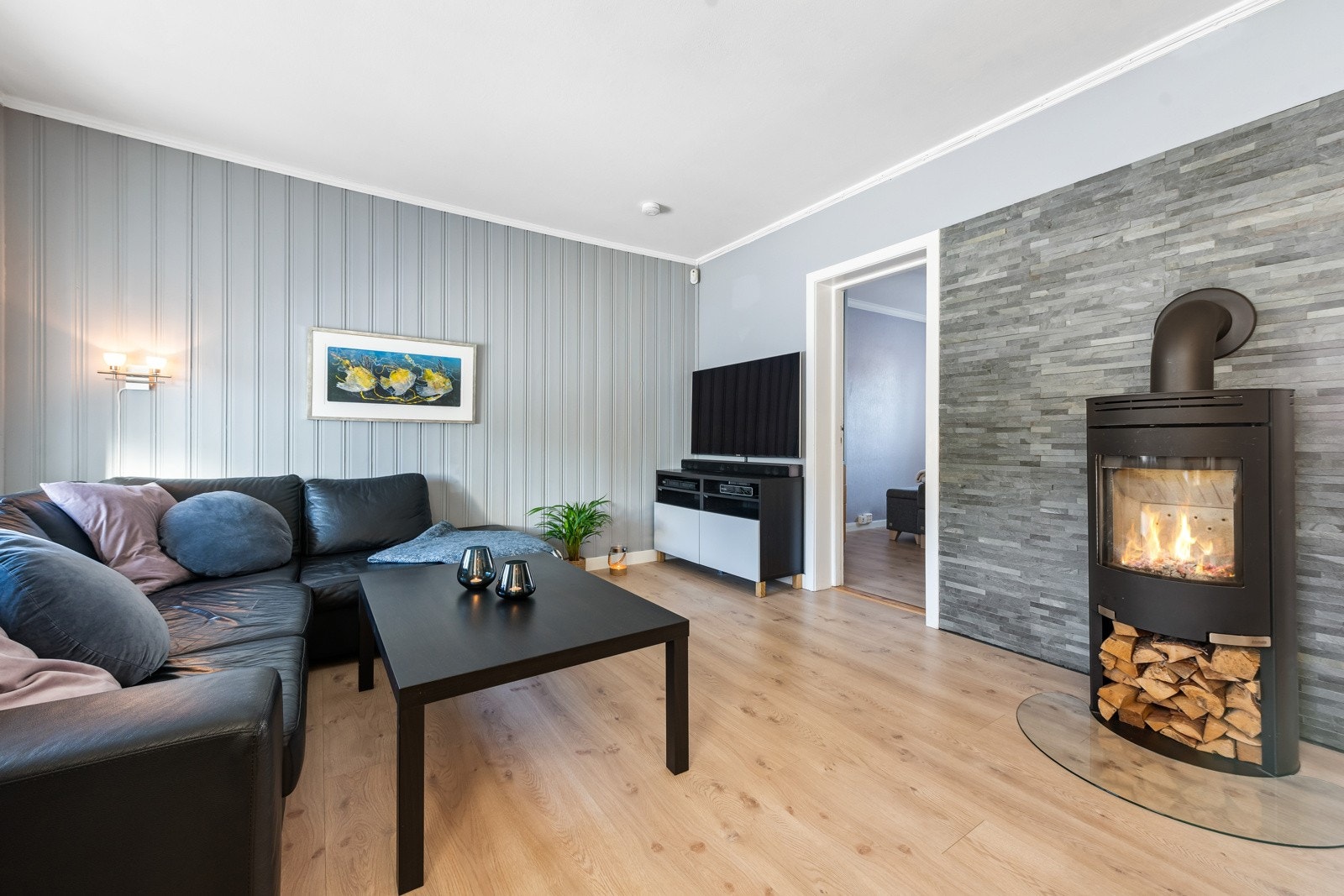 Lun og stemningsfull stue med 1 stavs gulv og vegger malt i varme farger. Galleribilde