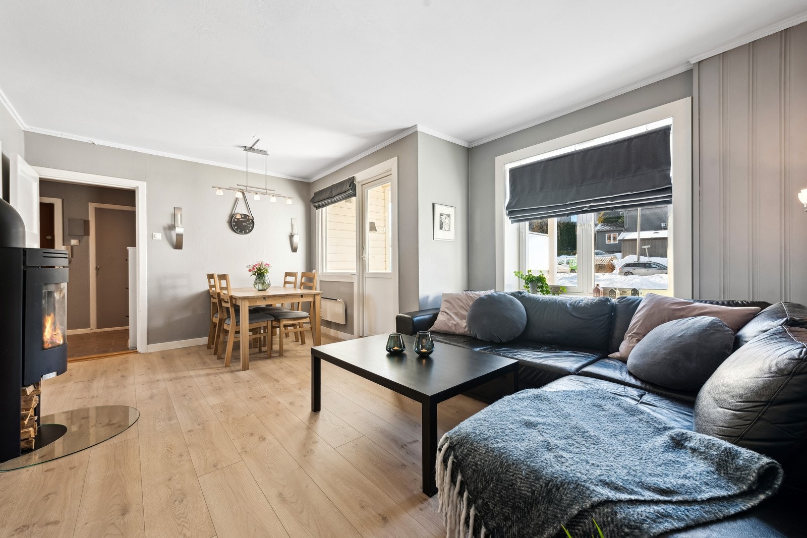 Stuen er lett å møblere. Det er god plass til både salong og spisestue. Galleribilde