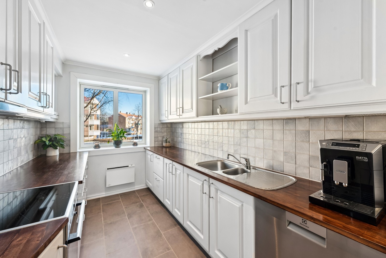 Godt planlagt kjøkkeninnredning med mye skap-og benkeplass. Galleribilde