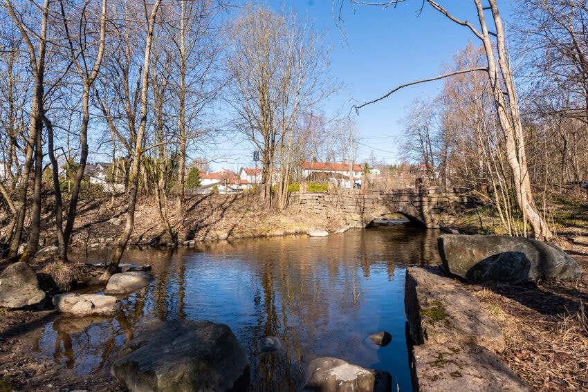 Kun få minutter til Alnaelva, den kan du følge helt ned til Svartdalsparken og Kværnerbyen. Galleribilde