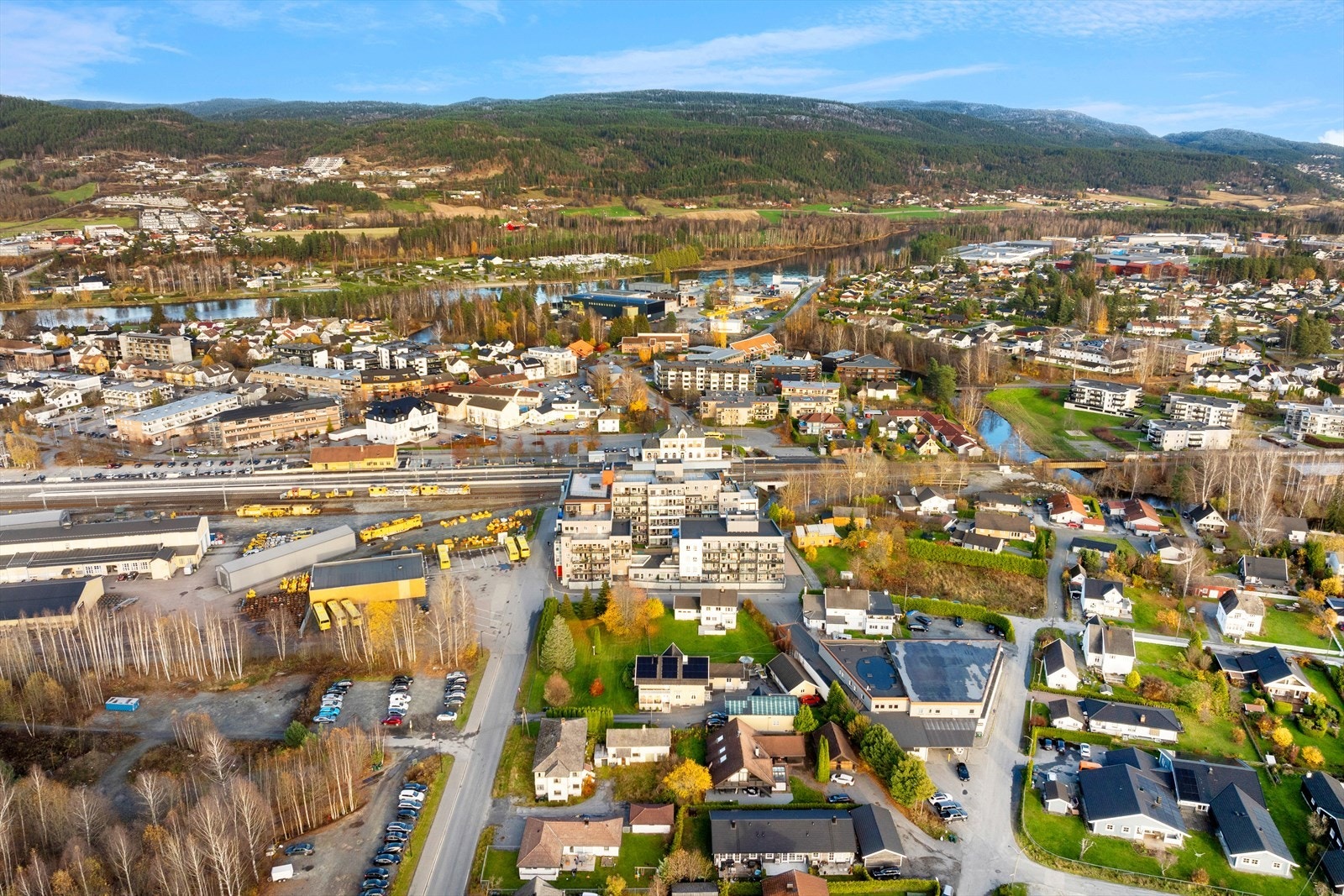 Her har du alt du trenger i hverdagen av dagligvarebutikker, handel og servicetilbud like utenfor inngangsdøren. Galleribilde