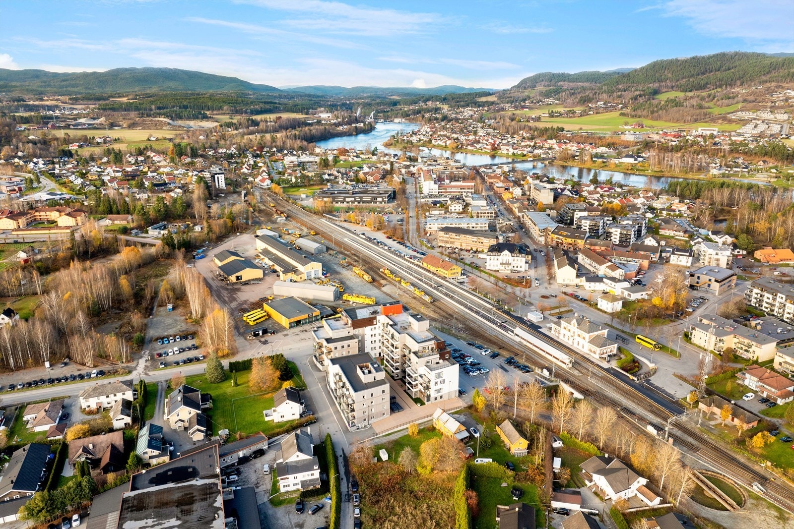 Fra eiendommen er det kort gangavstand til offentlige kontorer, barnehage og ungdom/videregående skoler. Buss/jernbanestasjon i umiddelbar nærhet. Galleribilde
